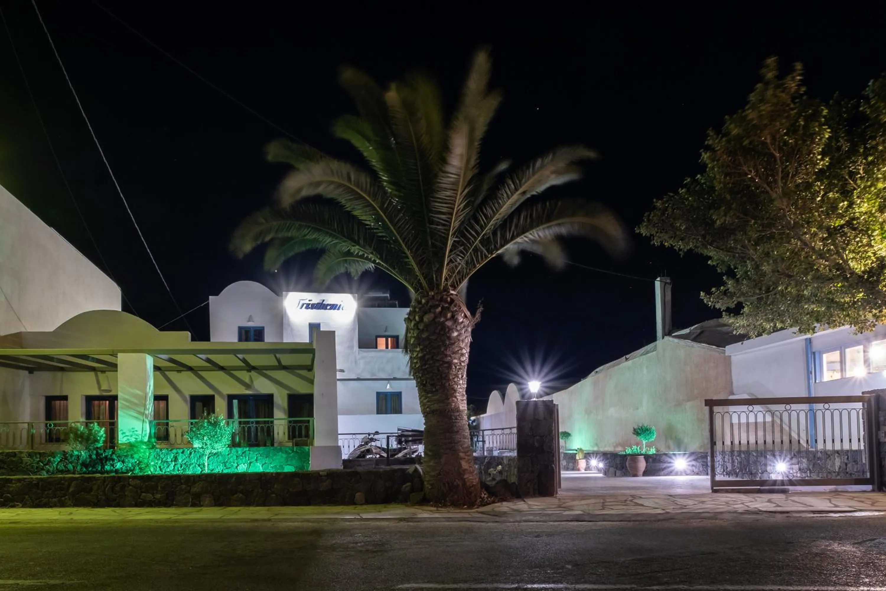 Facade/entrance in Tristhenia