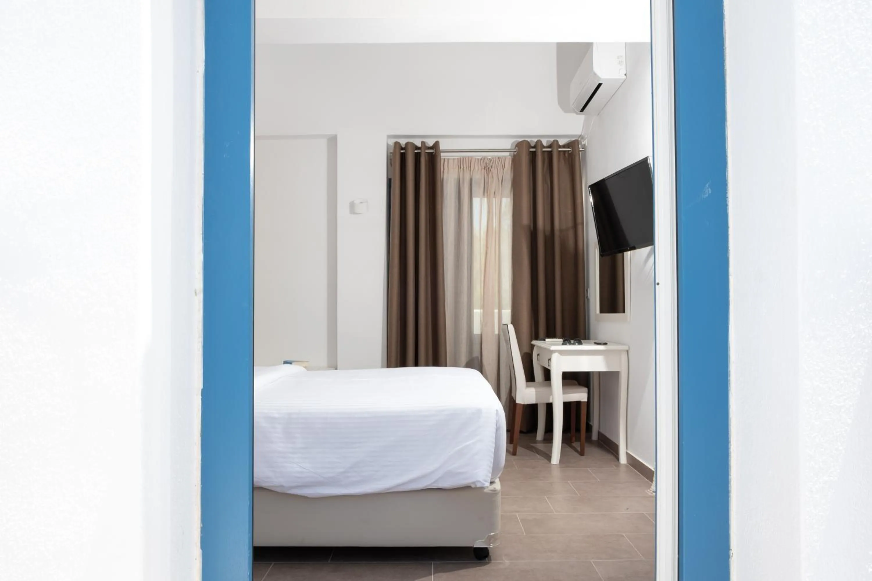 Bedroom, Bed in Tristhenia