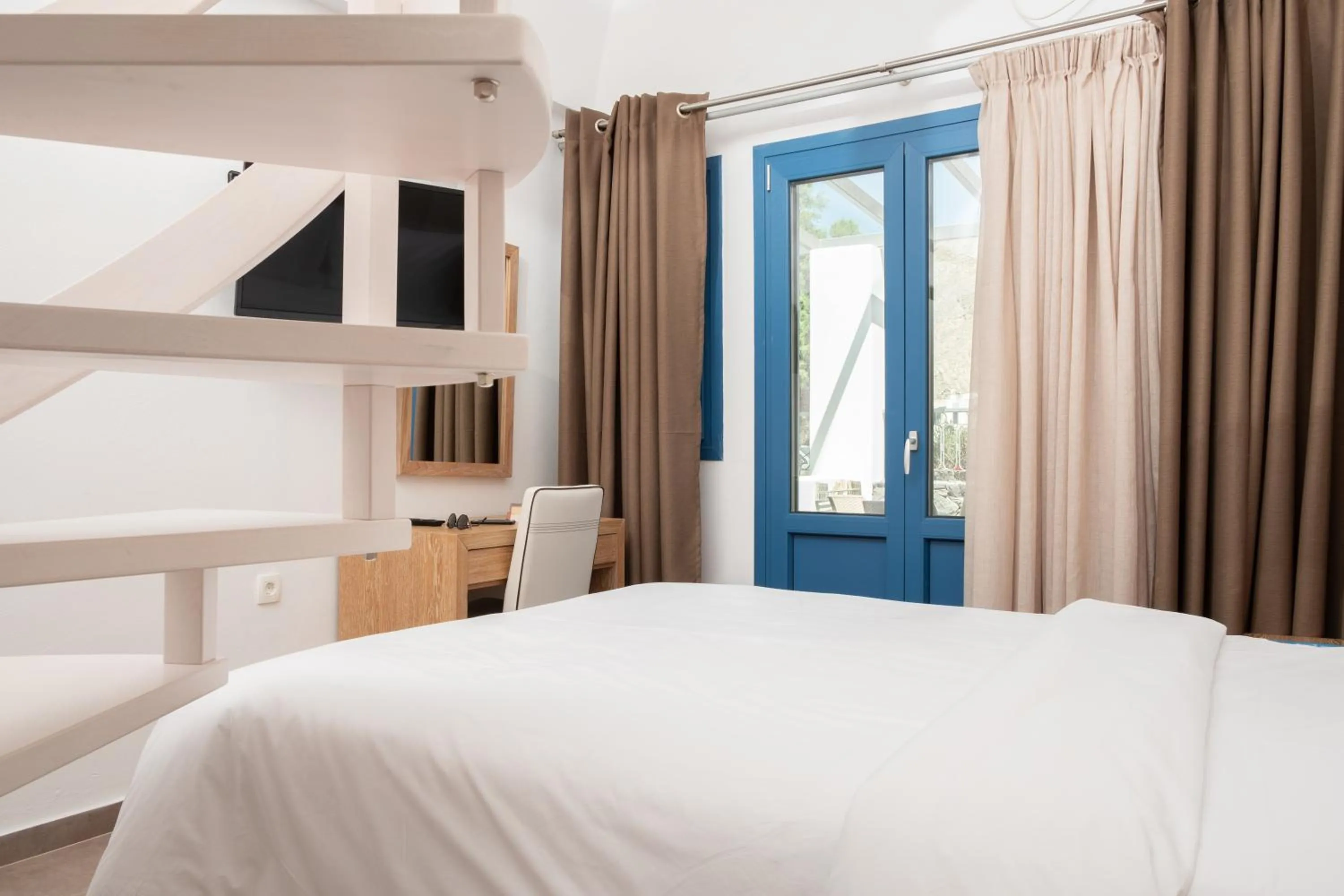 Bedroom, Bed in Tristhenia