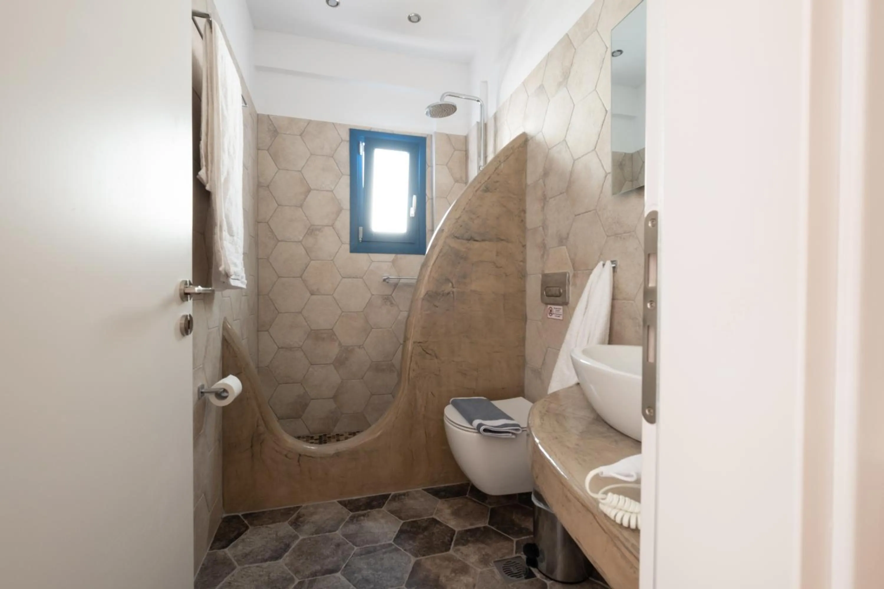 Shower in Tristhenia