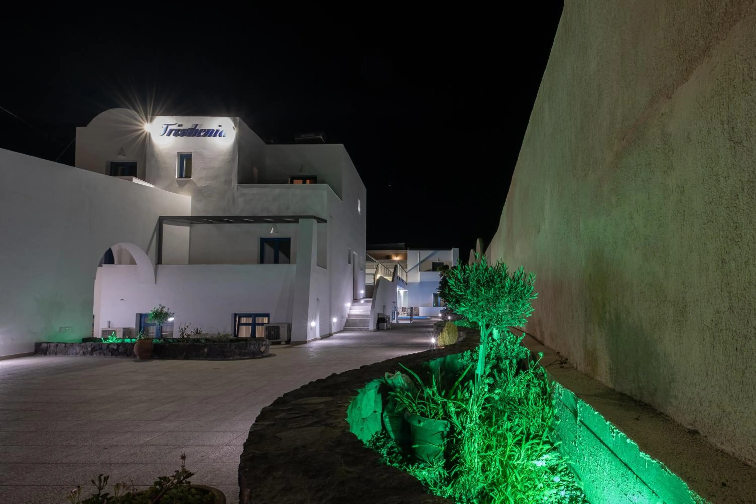 Facade/entrance in Tristhenia