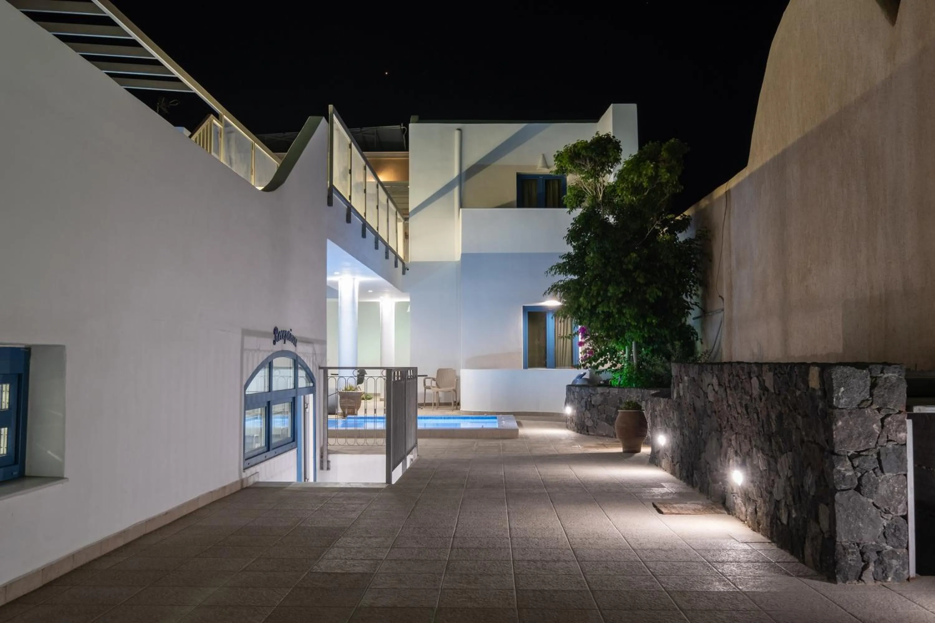 Facade/entrance in Tristhenia