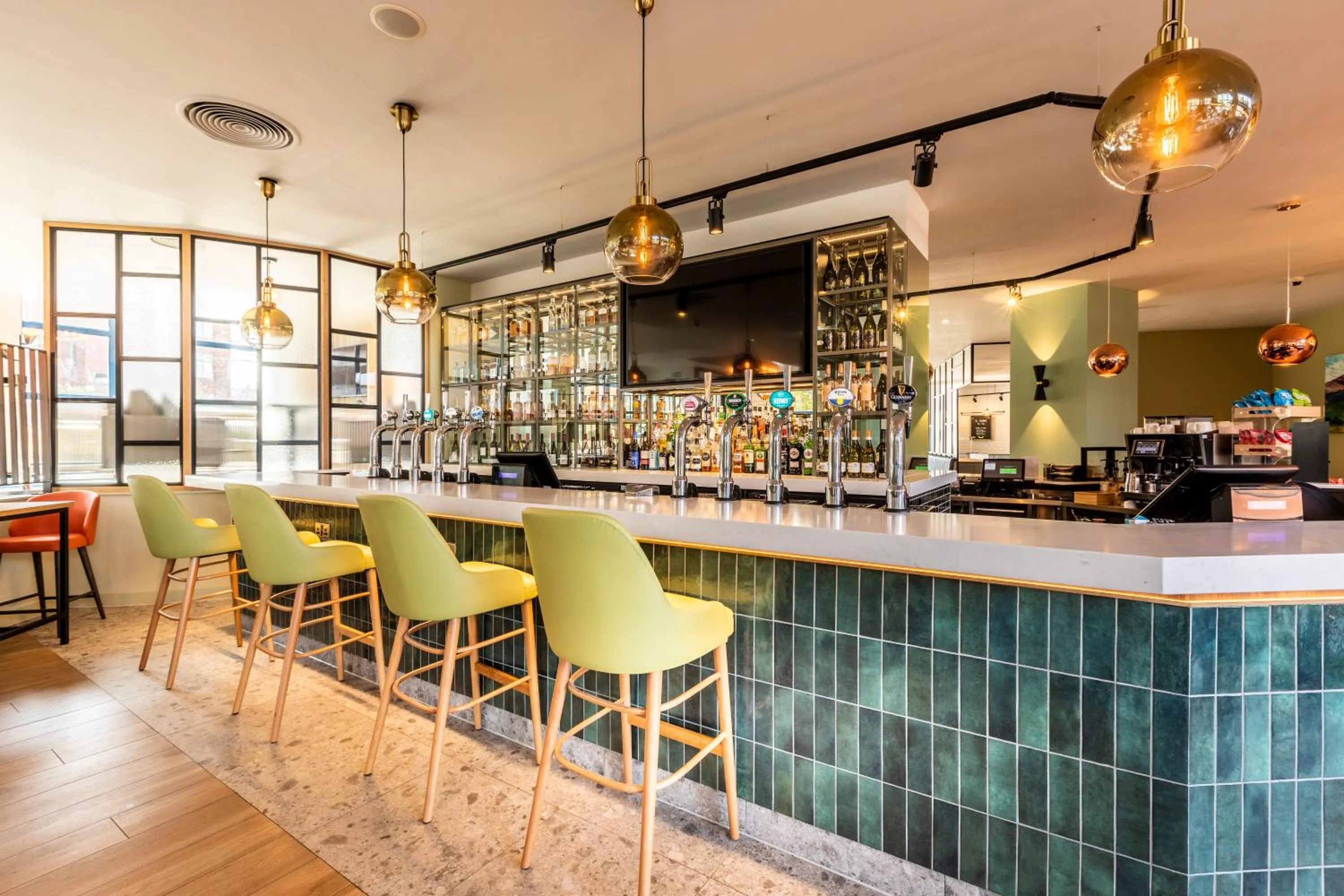 Lounge or bar in Holiday Inn London Sutton by IHG