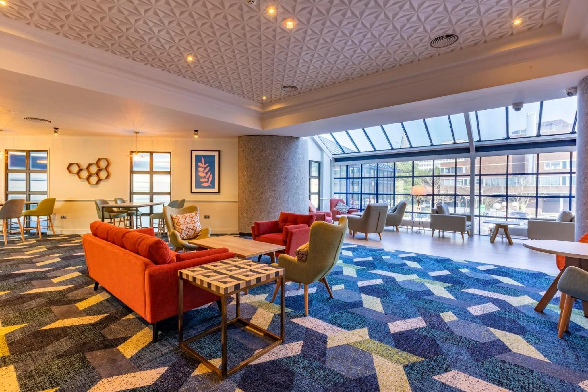 Lounge or bar in Holiday Inn London Sutton by IHG