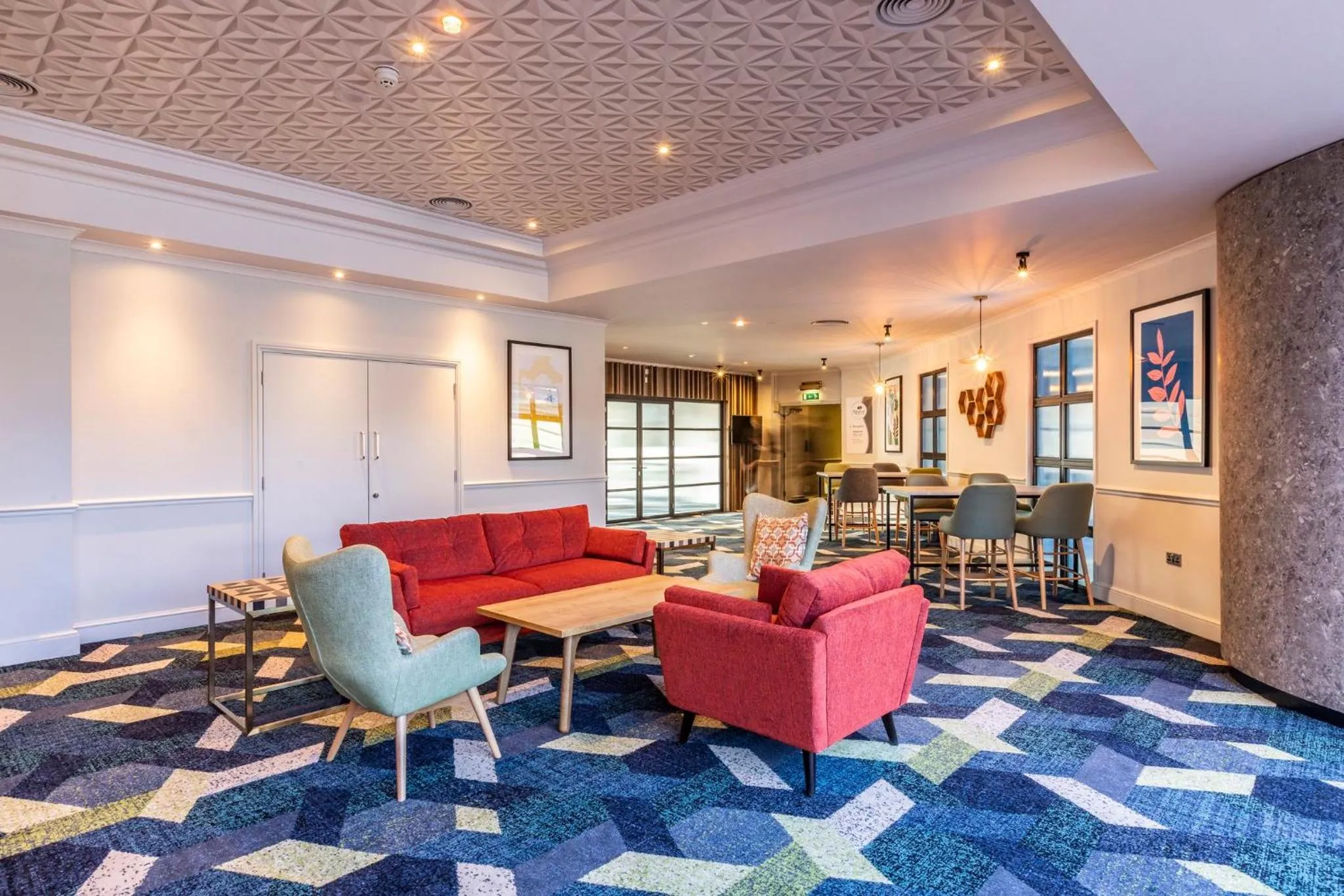 Lounge or bar in Holiday Inn London Sutton by IHG