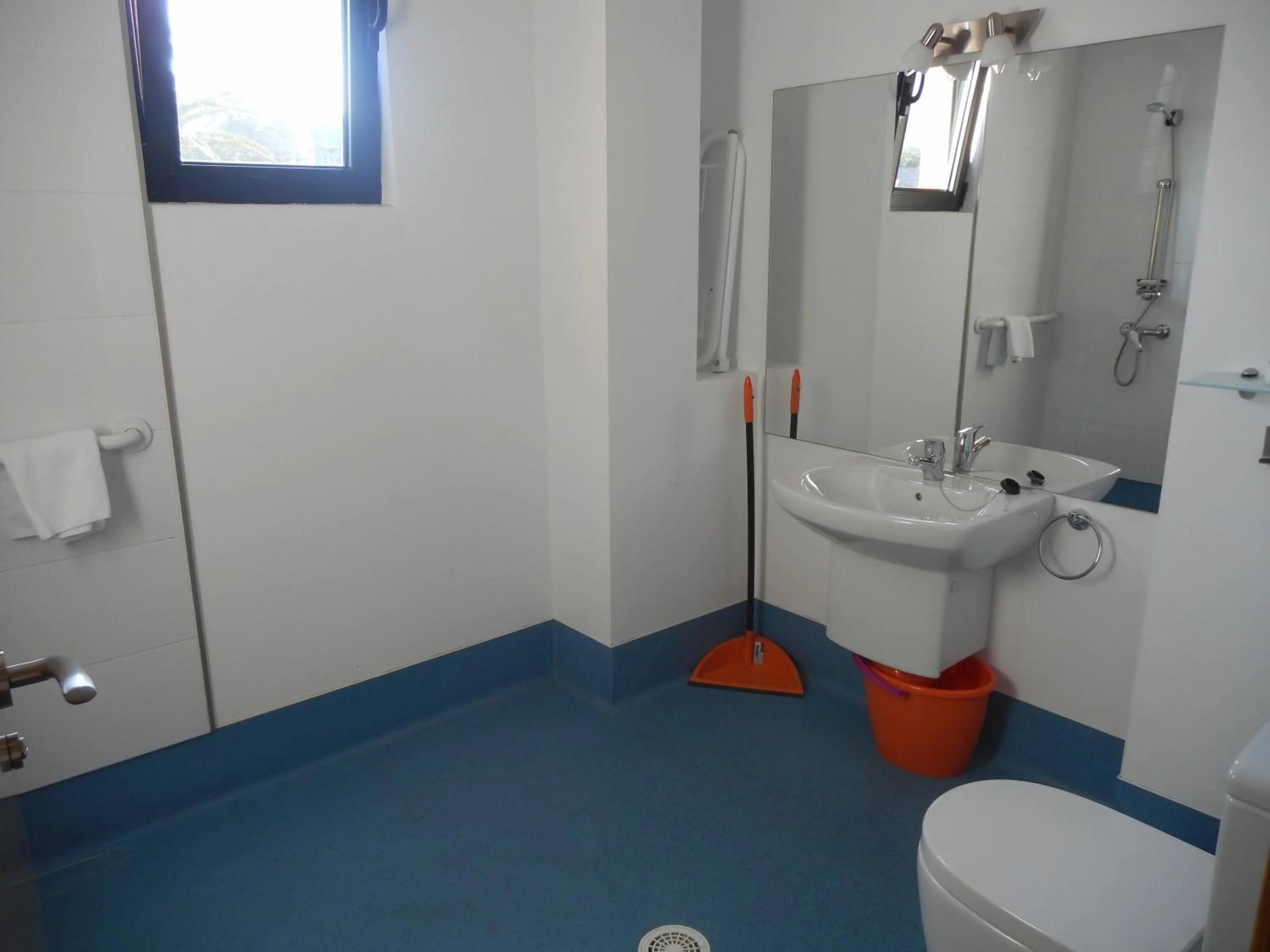 Bathroom in Apartamentos Bahía de Boó