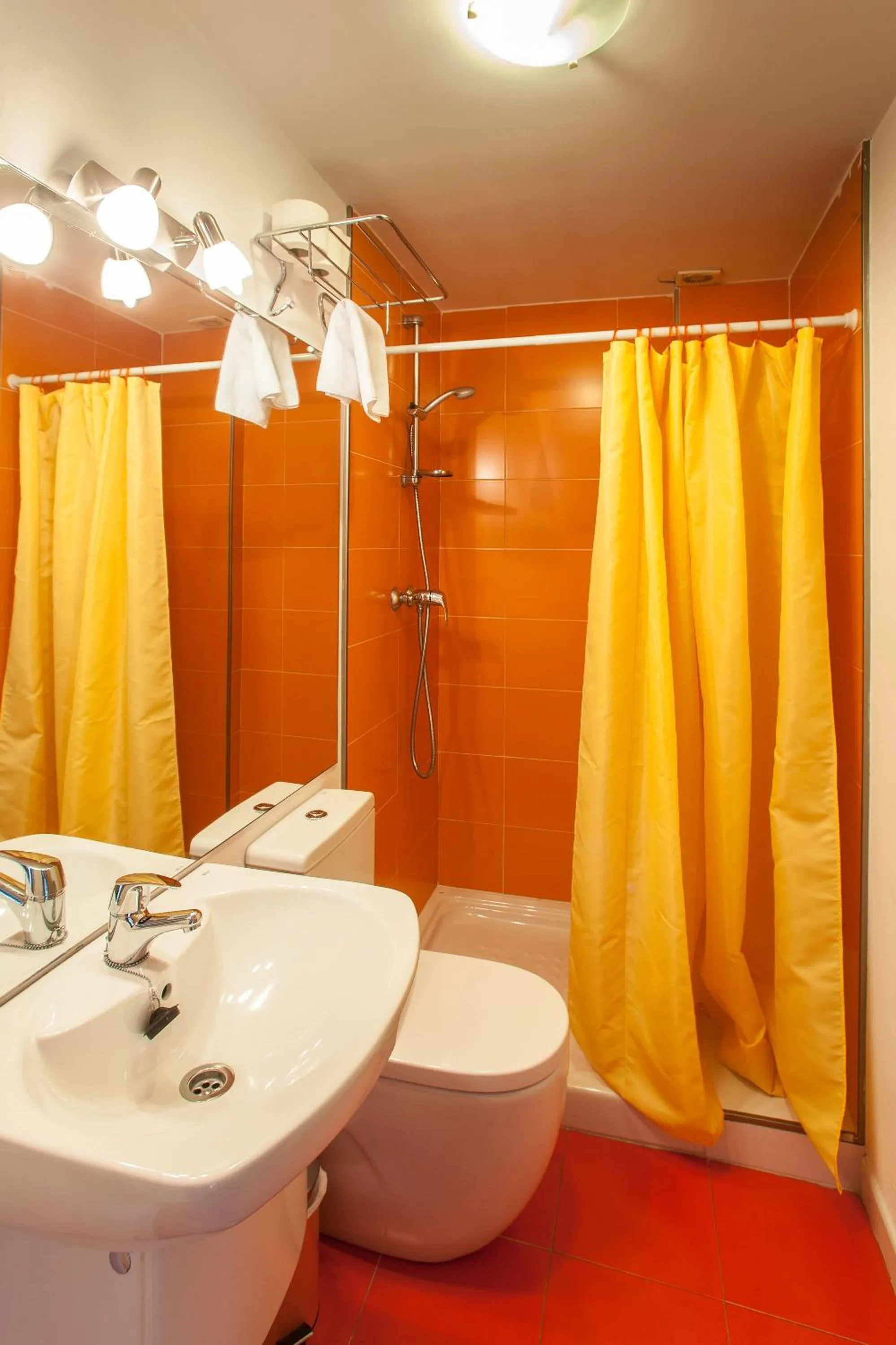Shower in Apartamentos Bahía de Boó