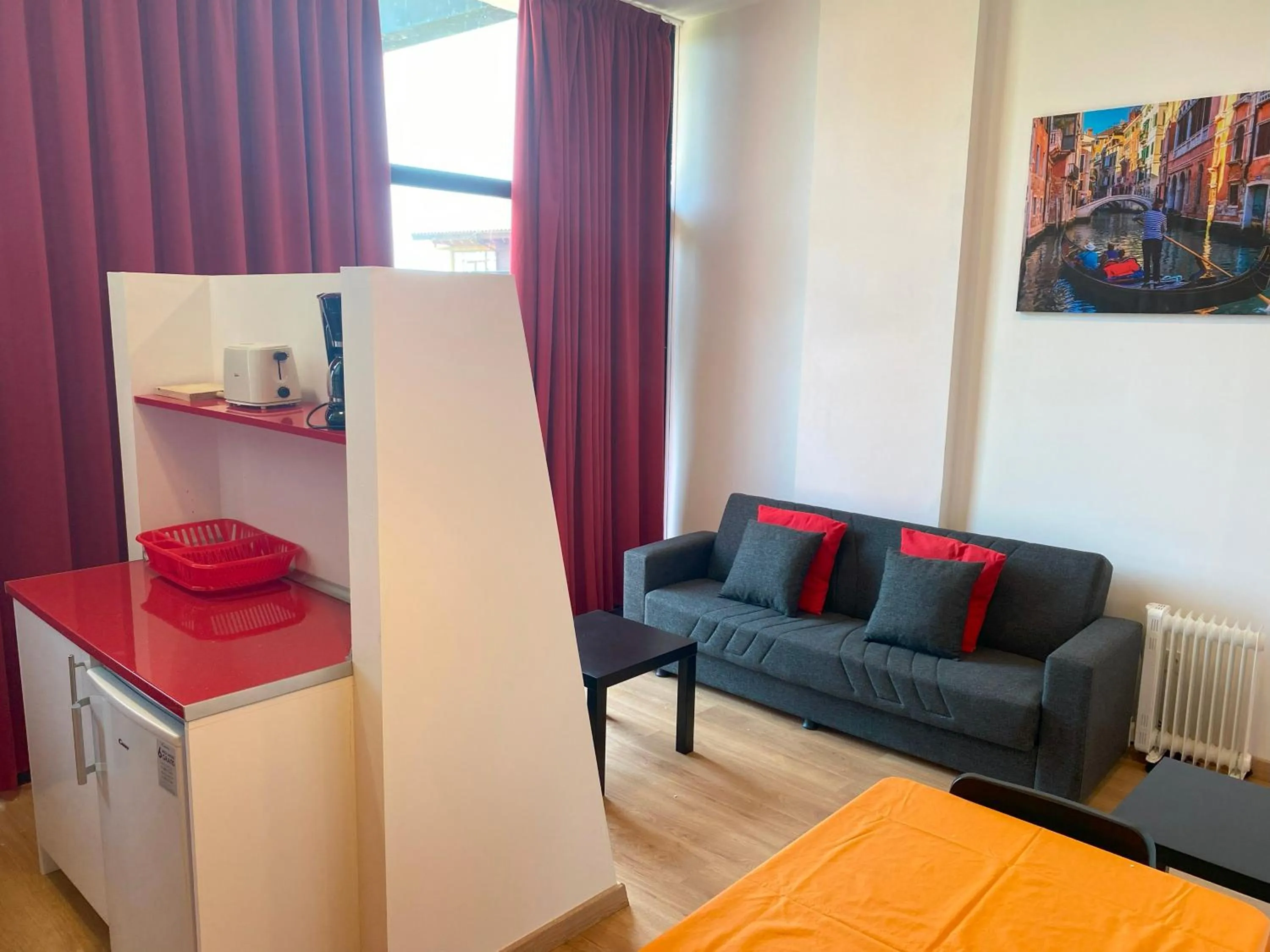 Kitchen or kitchenette in Apartamentos Bahía de Boó