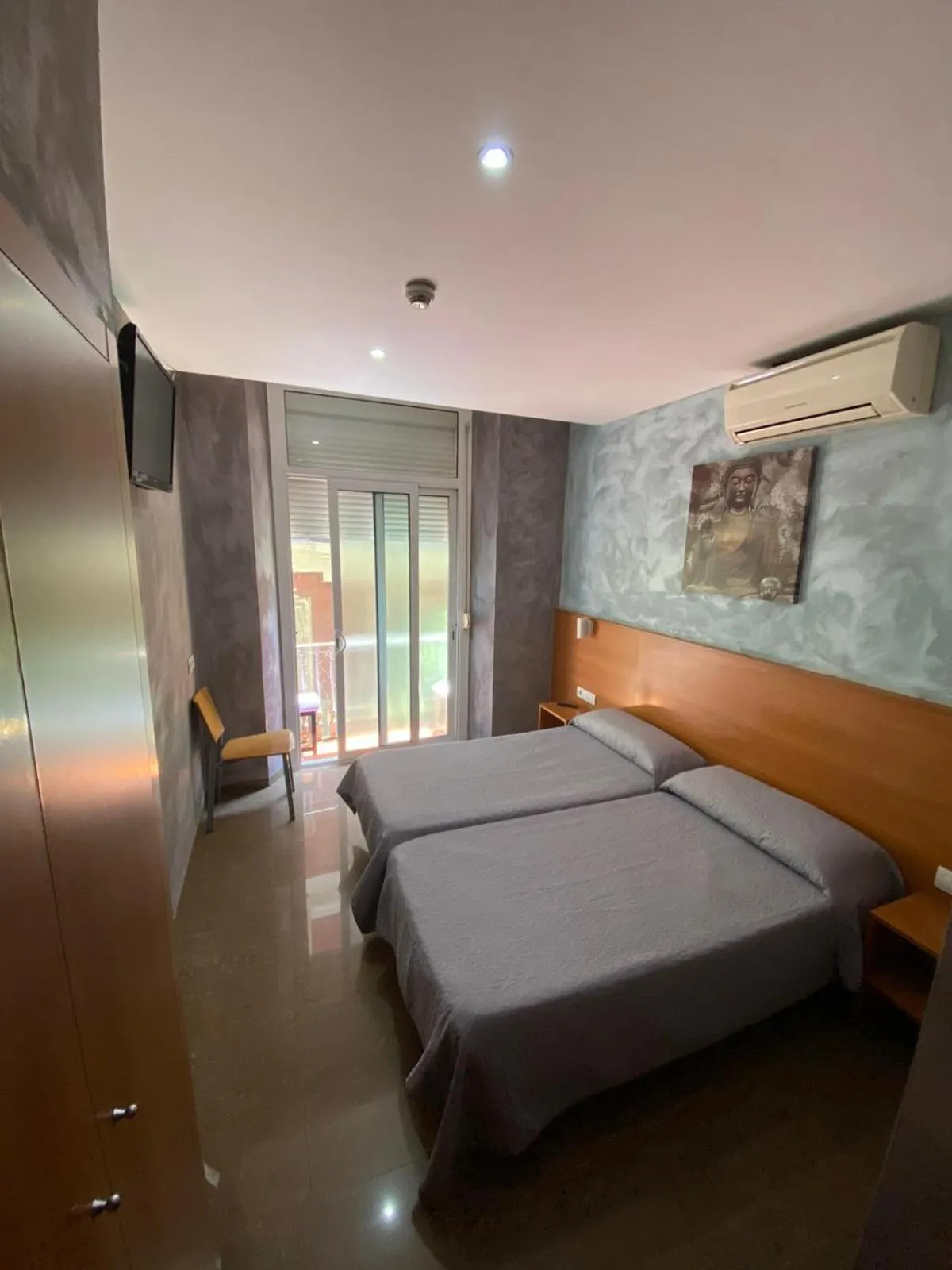 Photo of the whole room, Bed in Hostal Drassanes