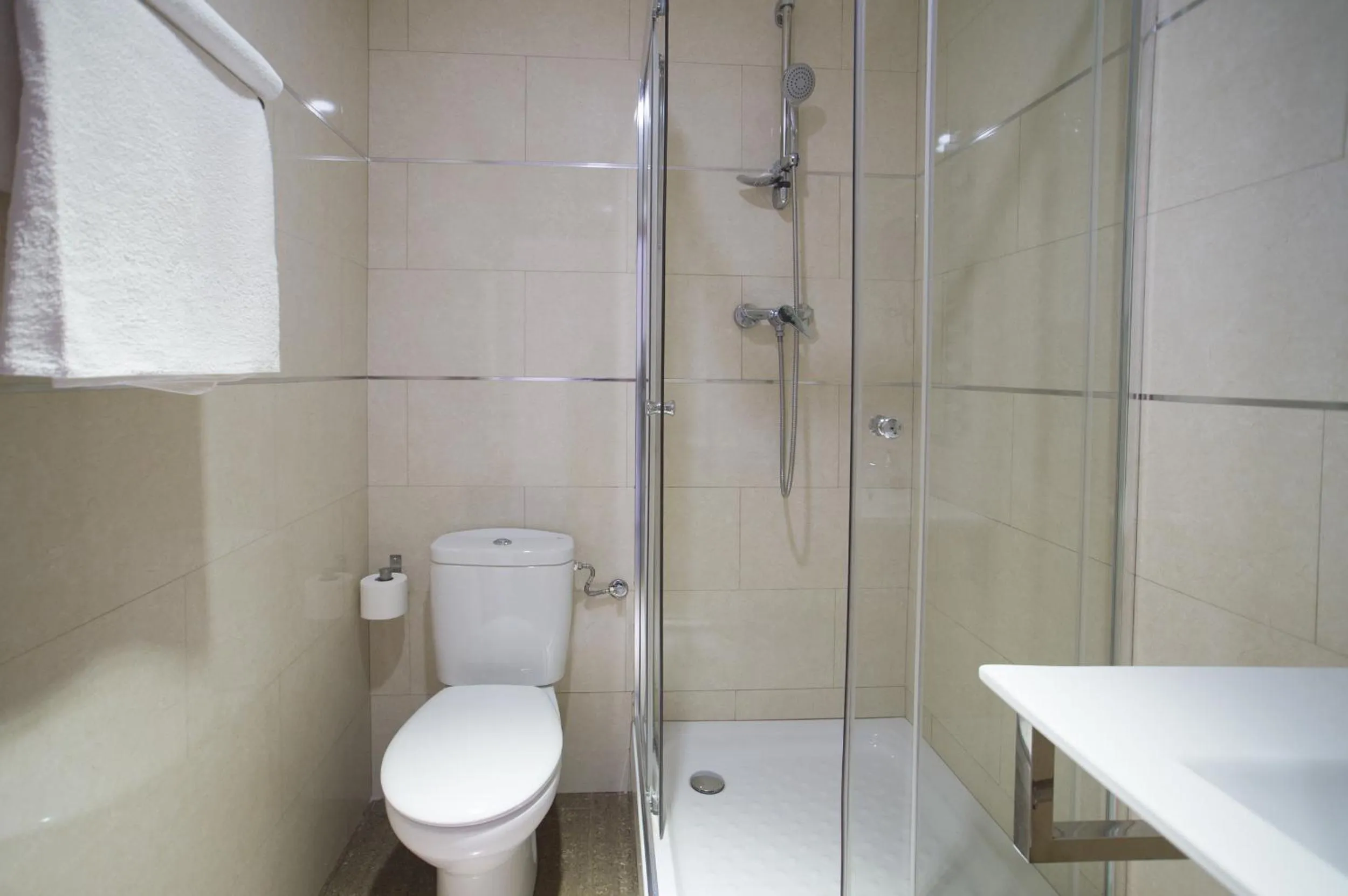 Bathroom in Hostal Drassanes