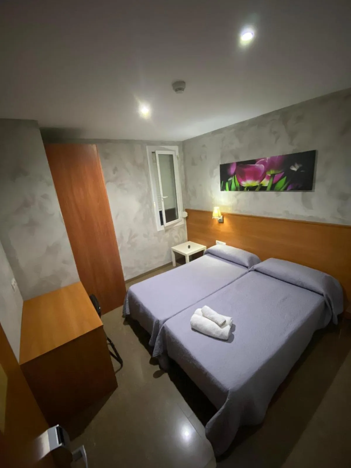 Photo of the whole room, Bed in Hostal Drassanes