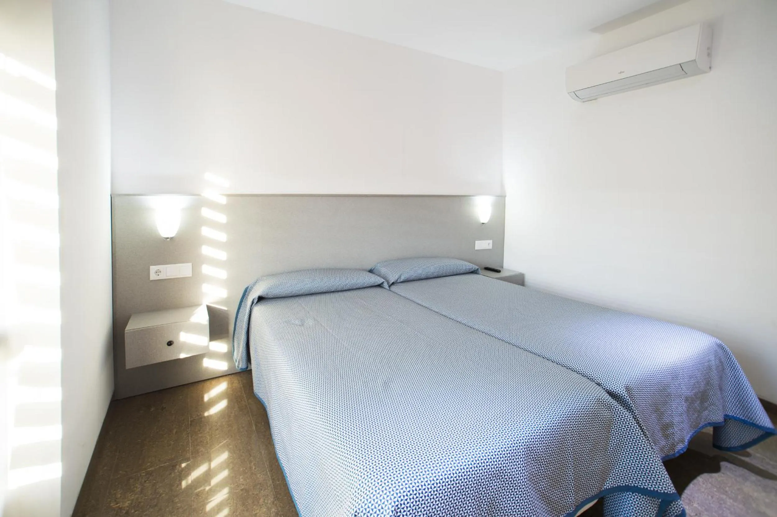 Photo of the whole room, Bed in Hostal Drassanes