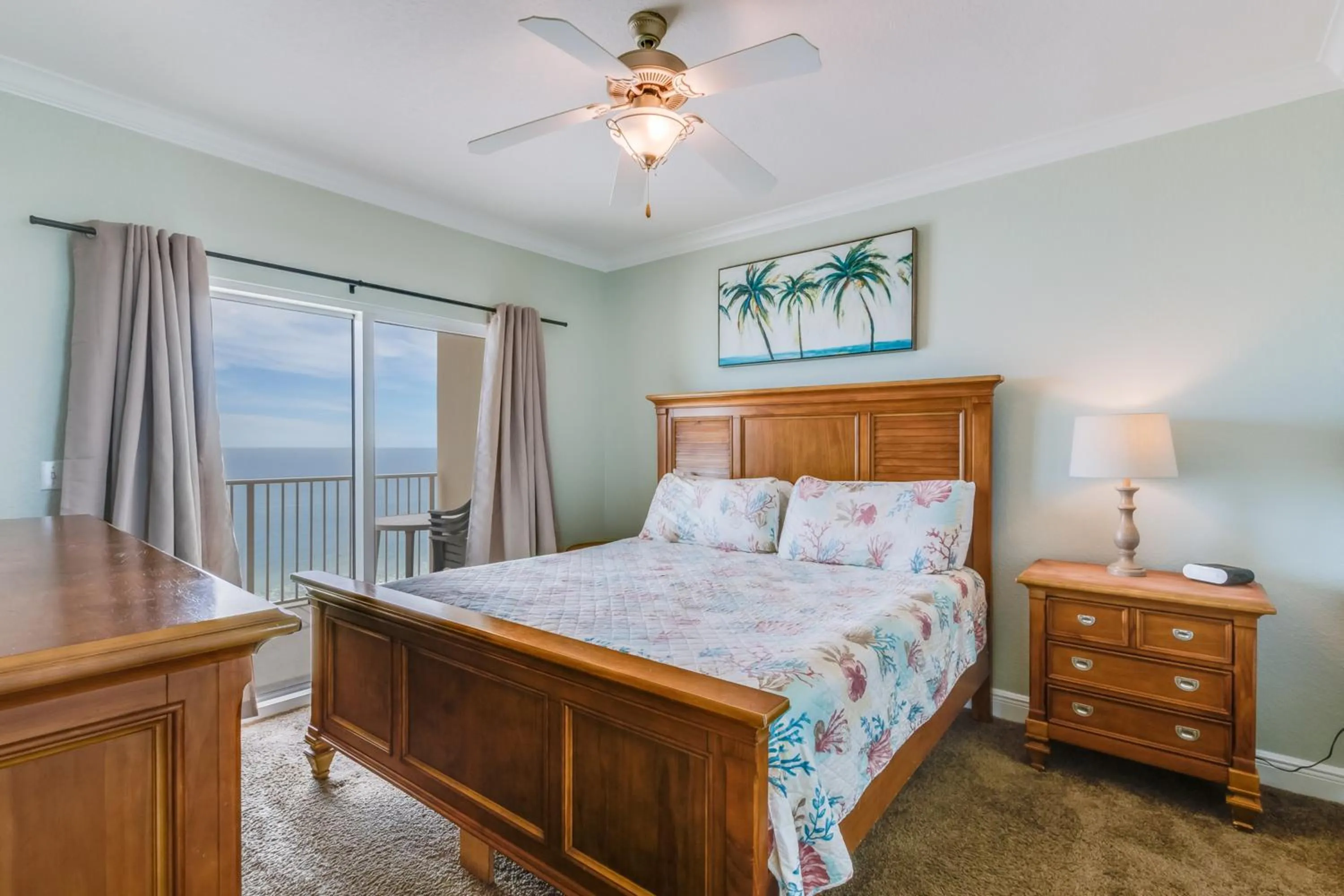 Bedroom, Bed in Crystal Shores West 202