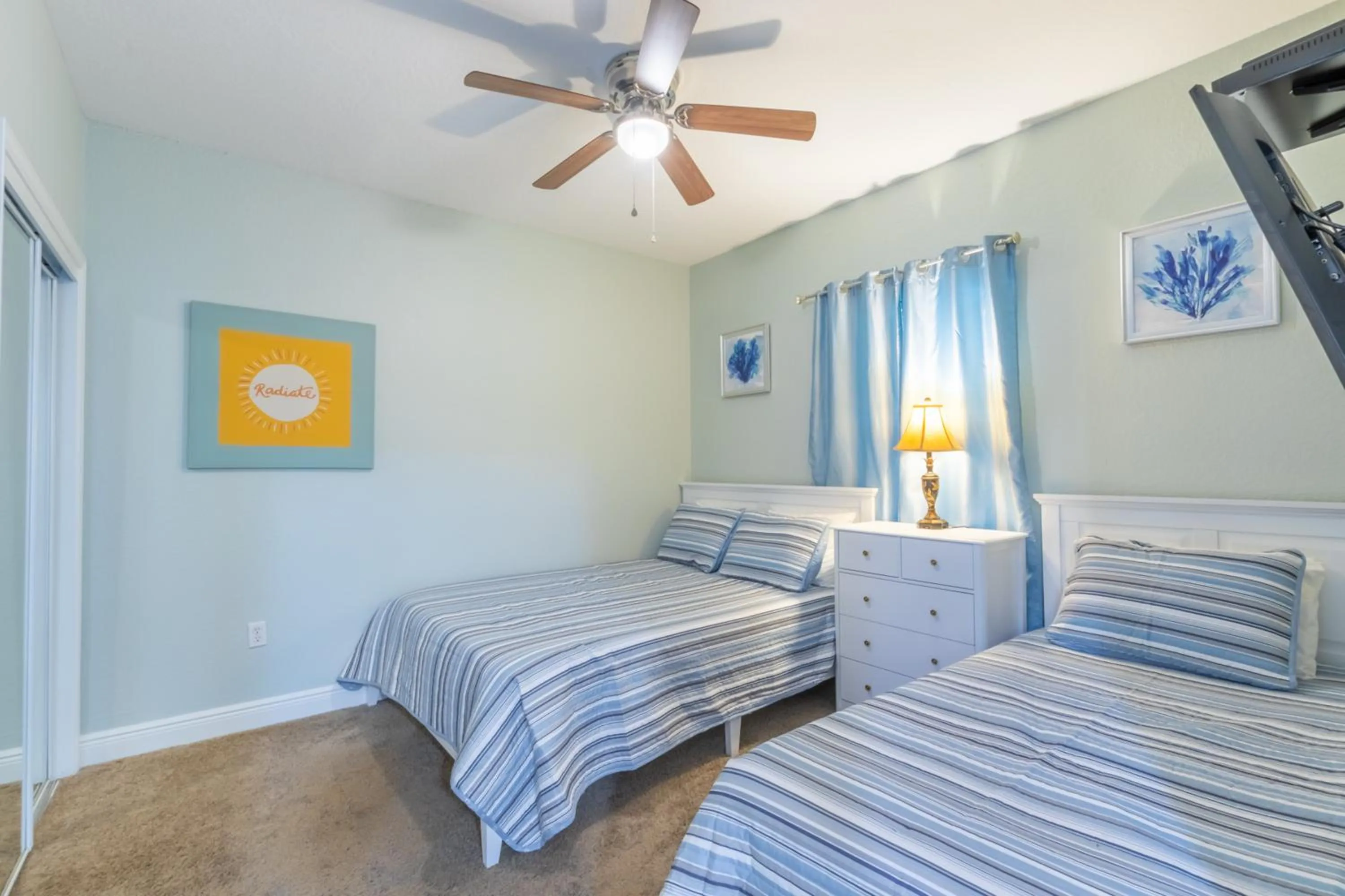 Bedroom, Bed in Crystal Shores West 202