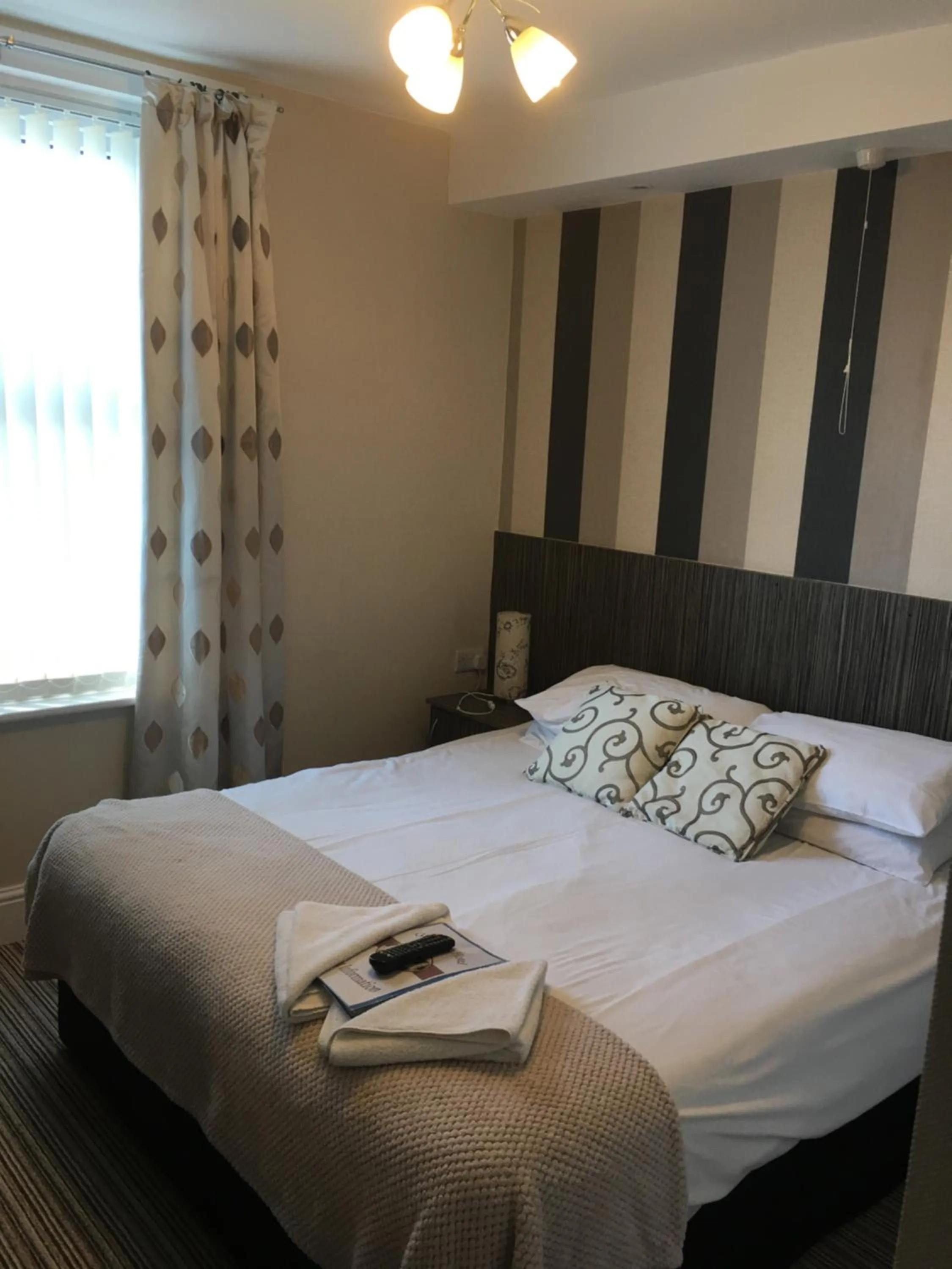 Bed in Glenheath Hotel