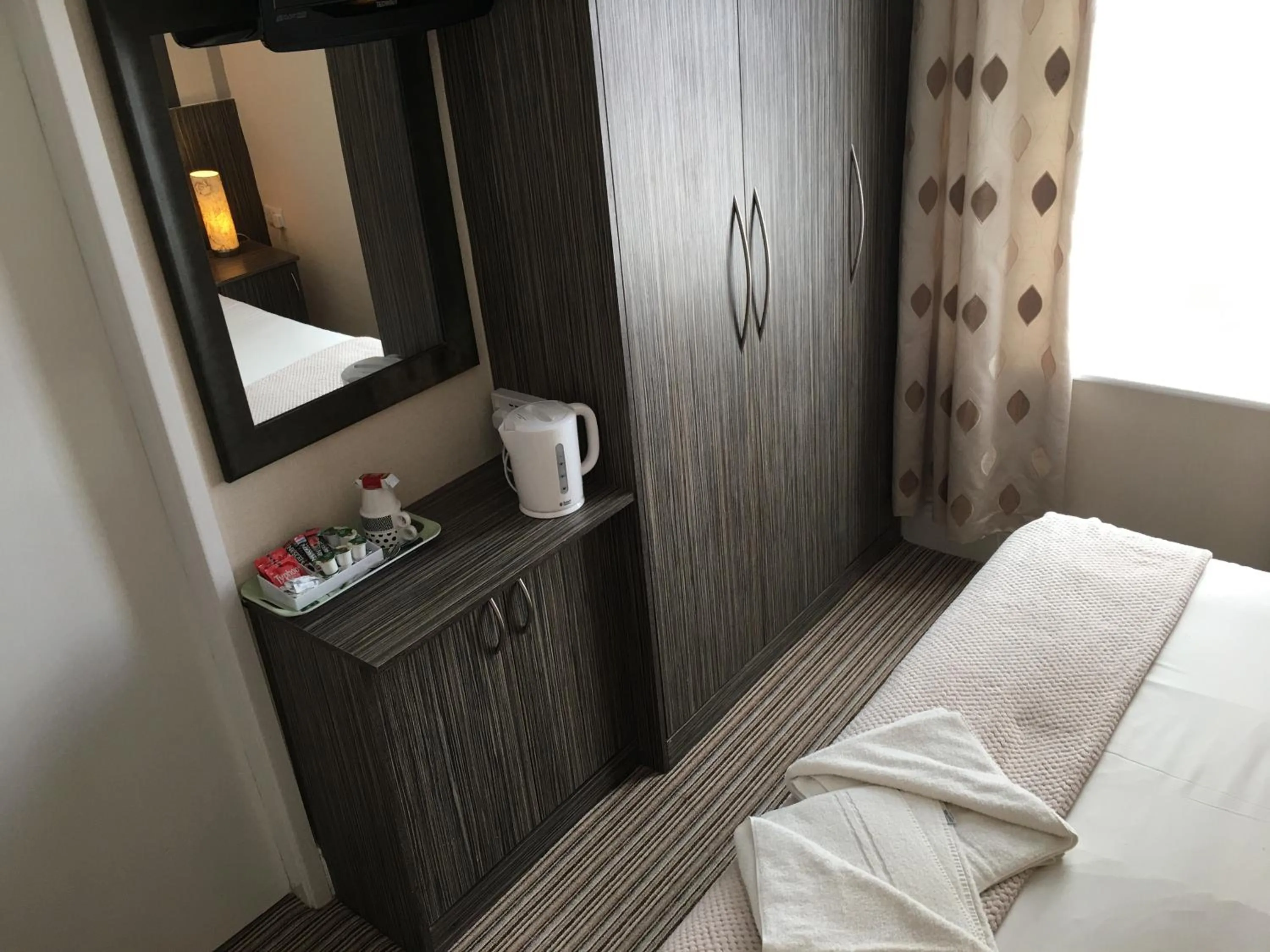 Bed in Glenheath Hotel