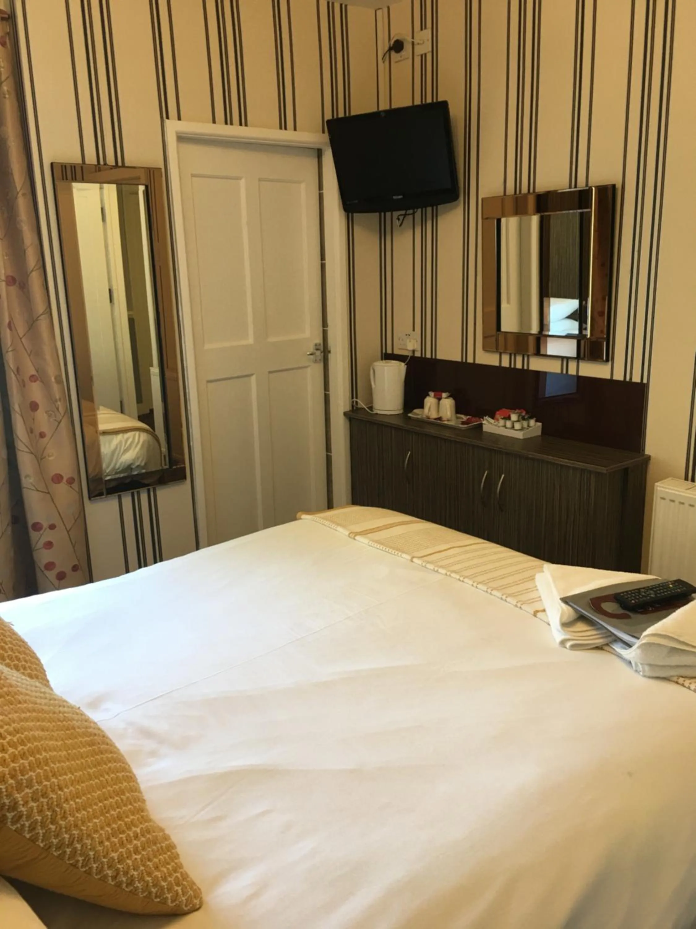 Bed in Glenheath Hotel