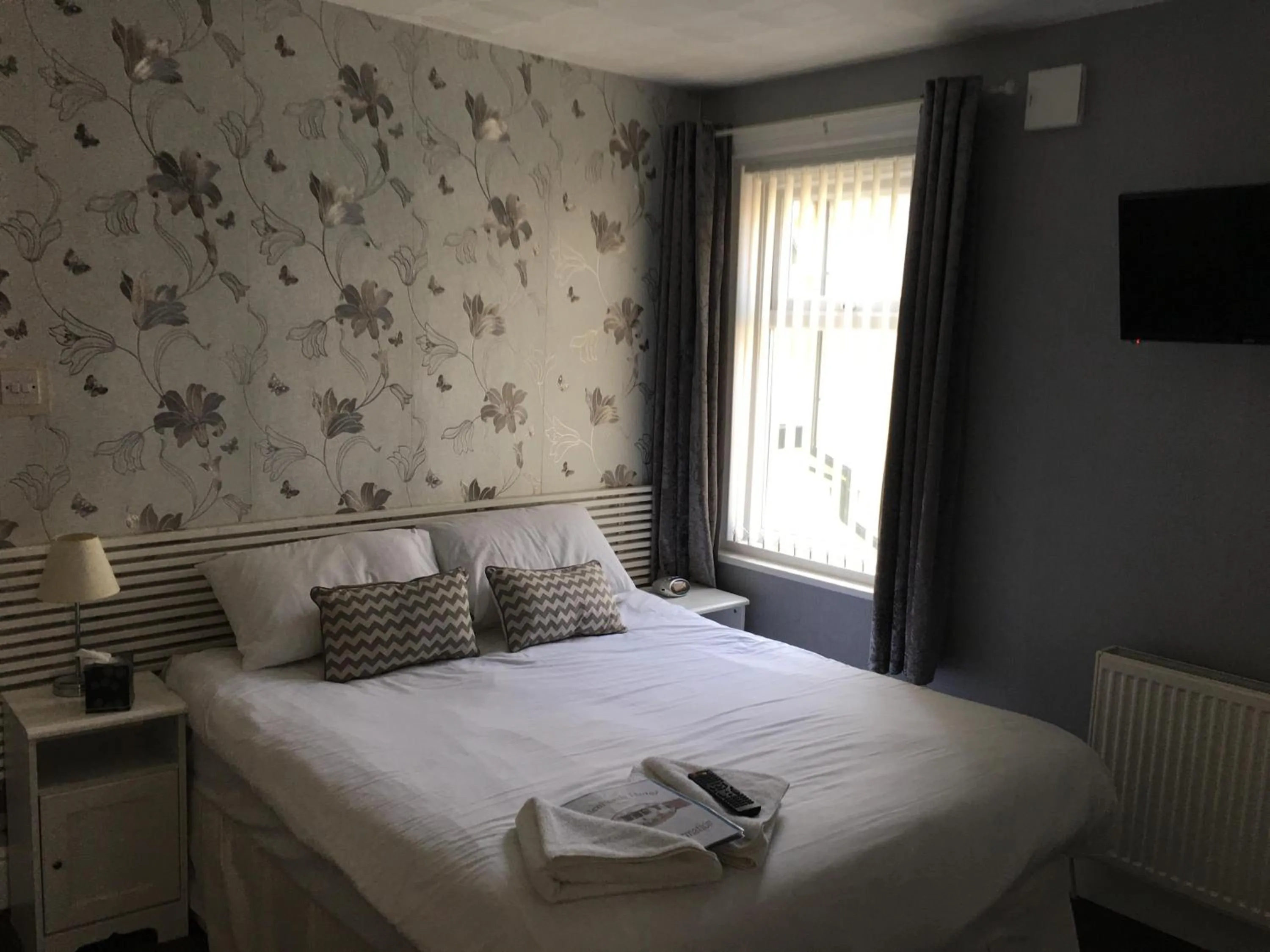 Property building, Bed in Glenheath Hotel