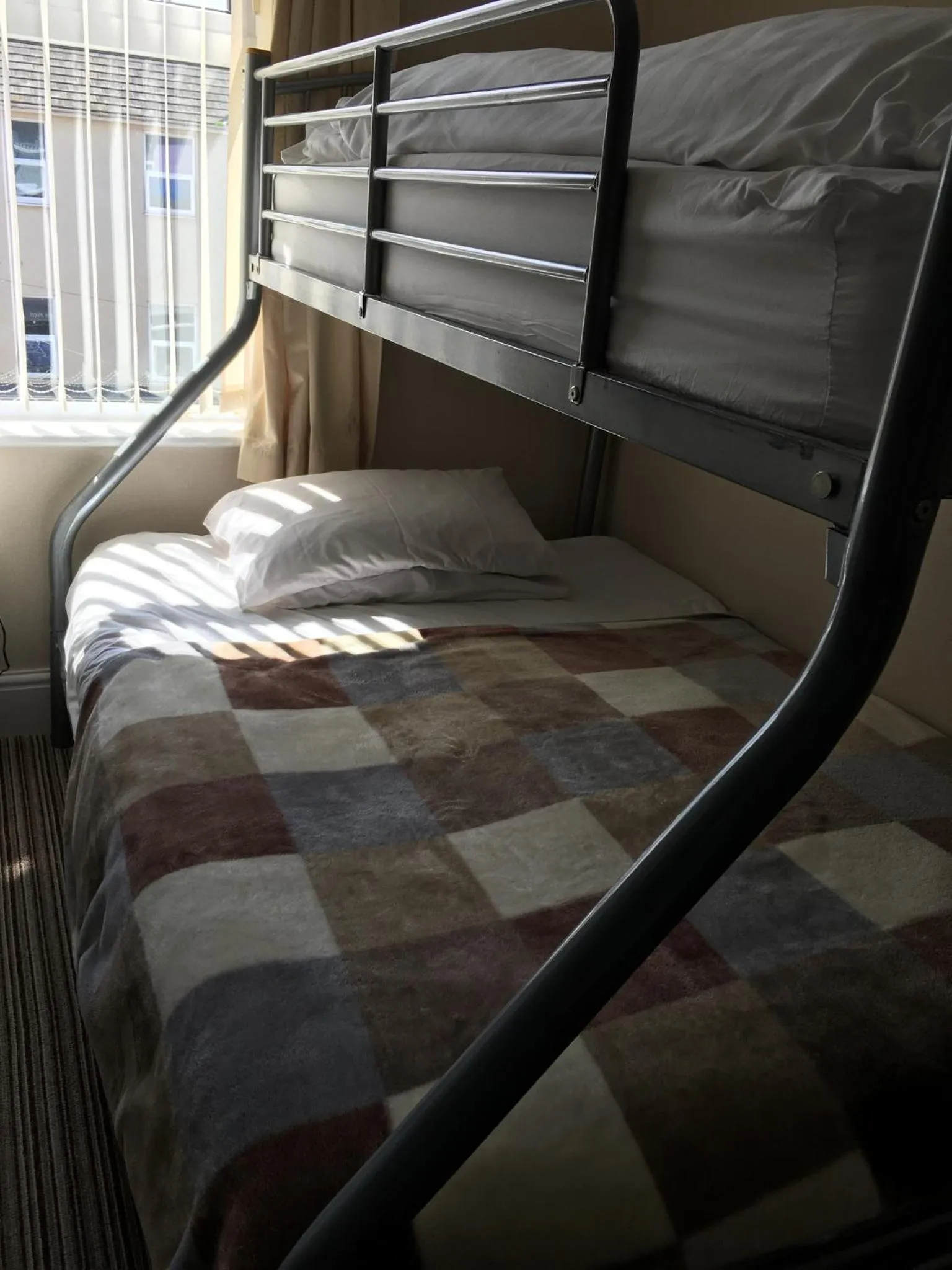 Bed in Glenheath Hotel