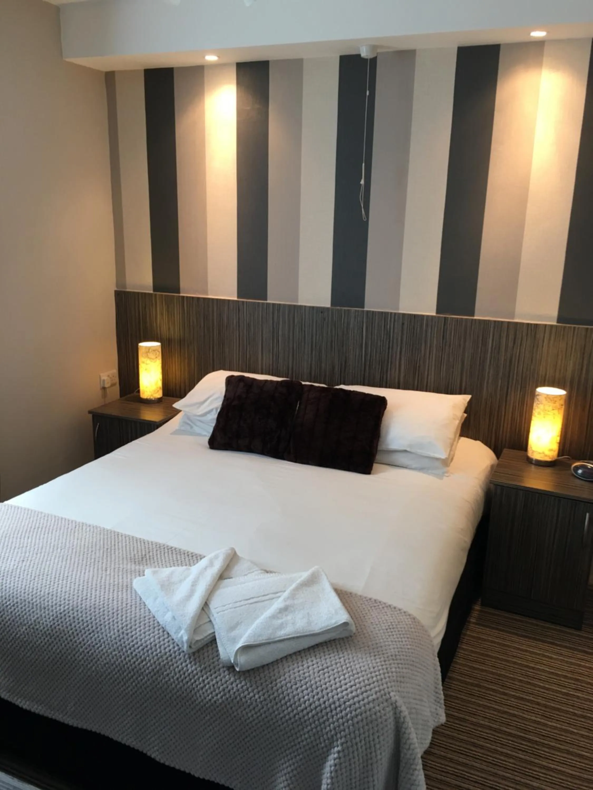 Bed in Glenheath Hotel