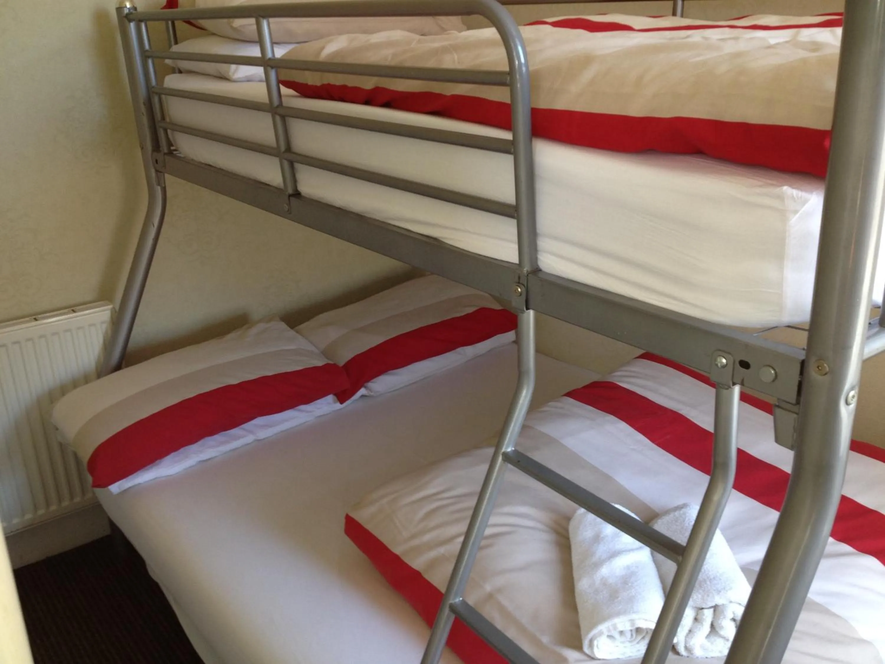 bunk bed, Bed in Glenheath Hotel