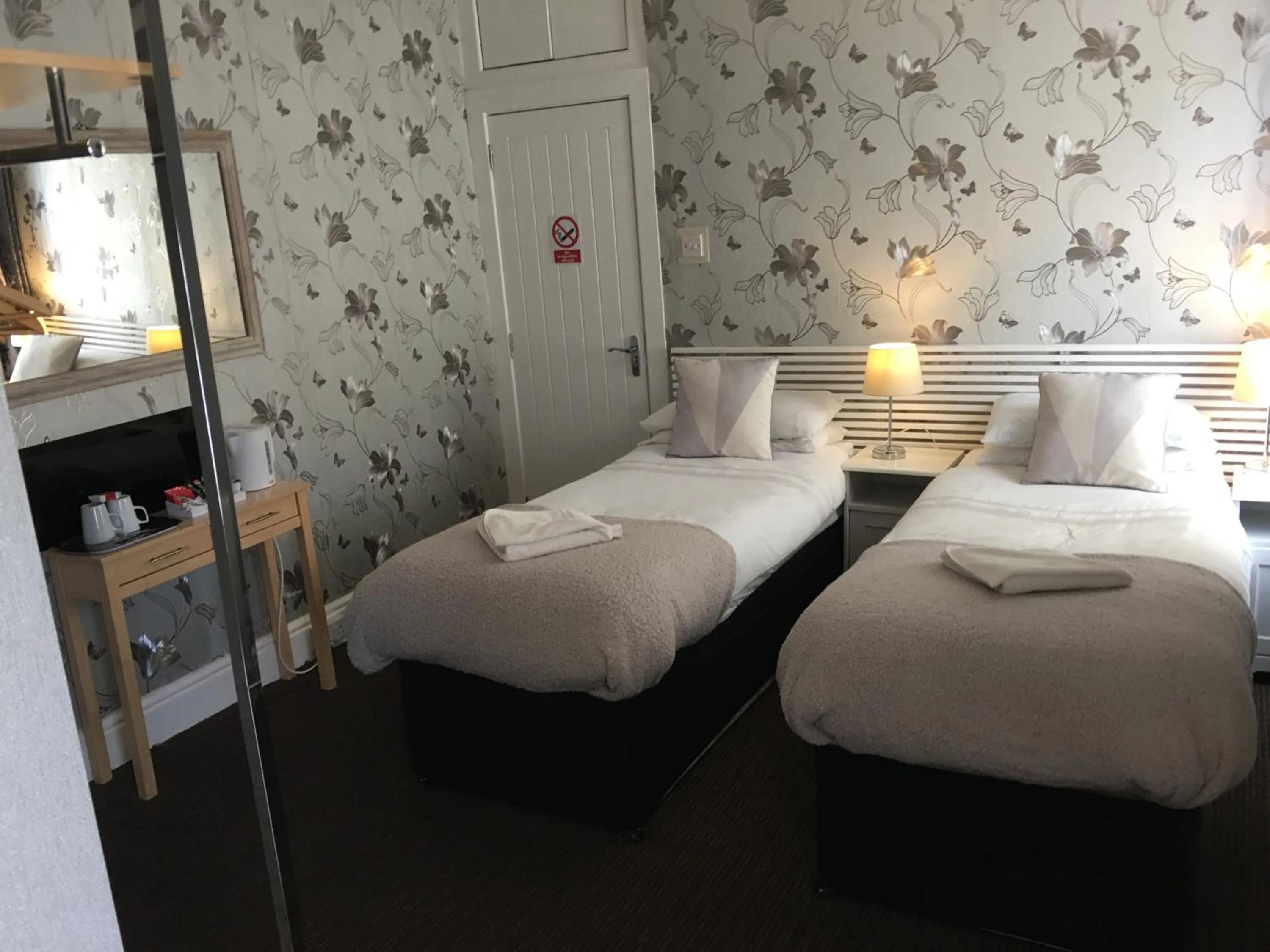 Bed in Glenheath Hotel