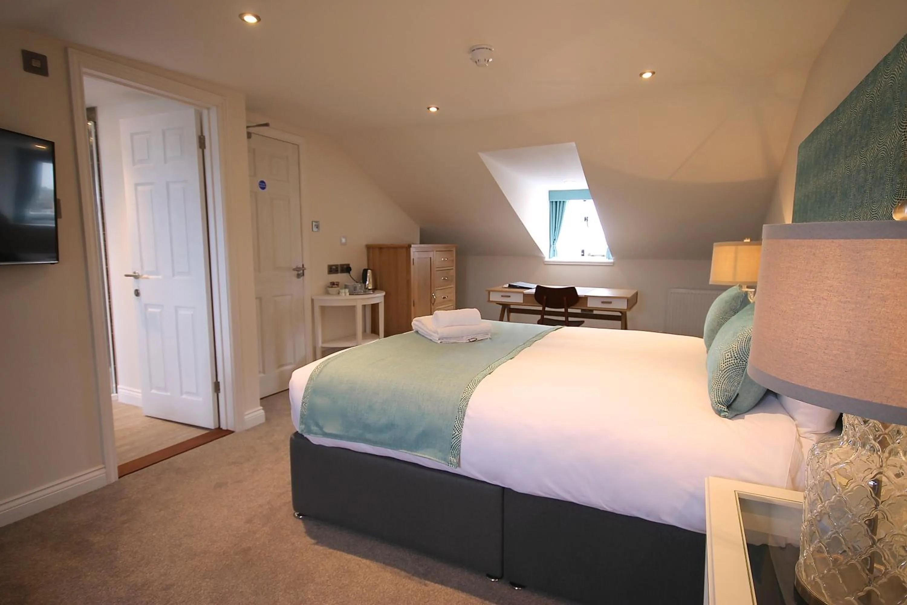 Photo of the whole room, Bed in Andover House Hotel & Restaurant - Adults only