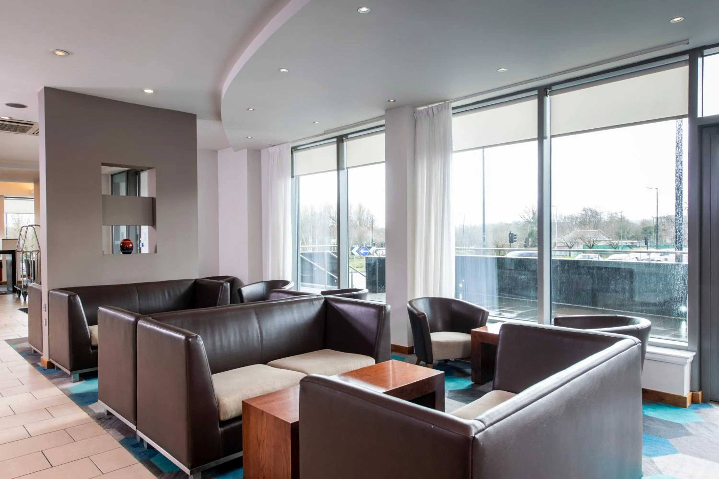 Lounge or bar in Holiday Inn Express Hamilton by IHG