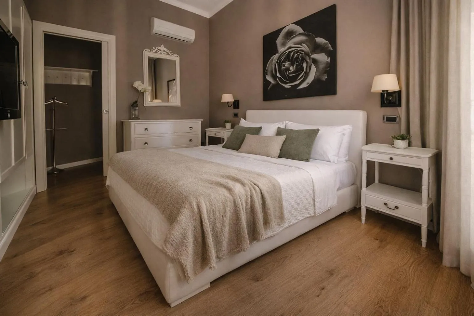 Bedroom, Bed in Maxim