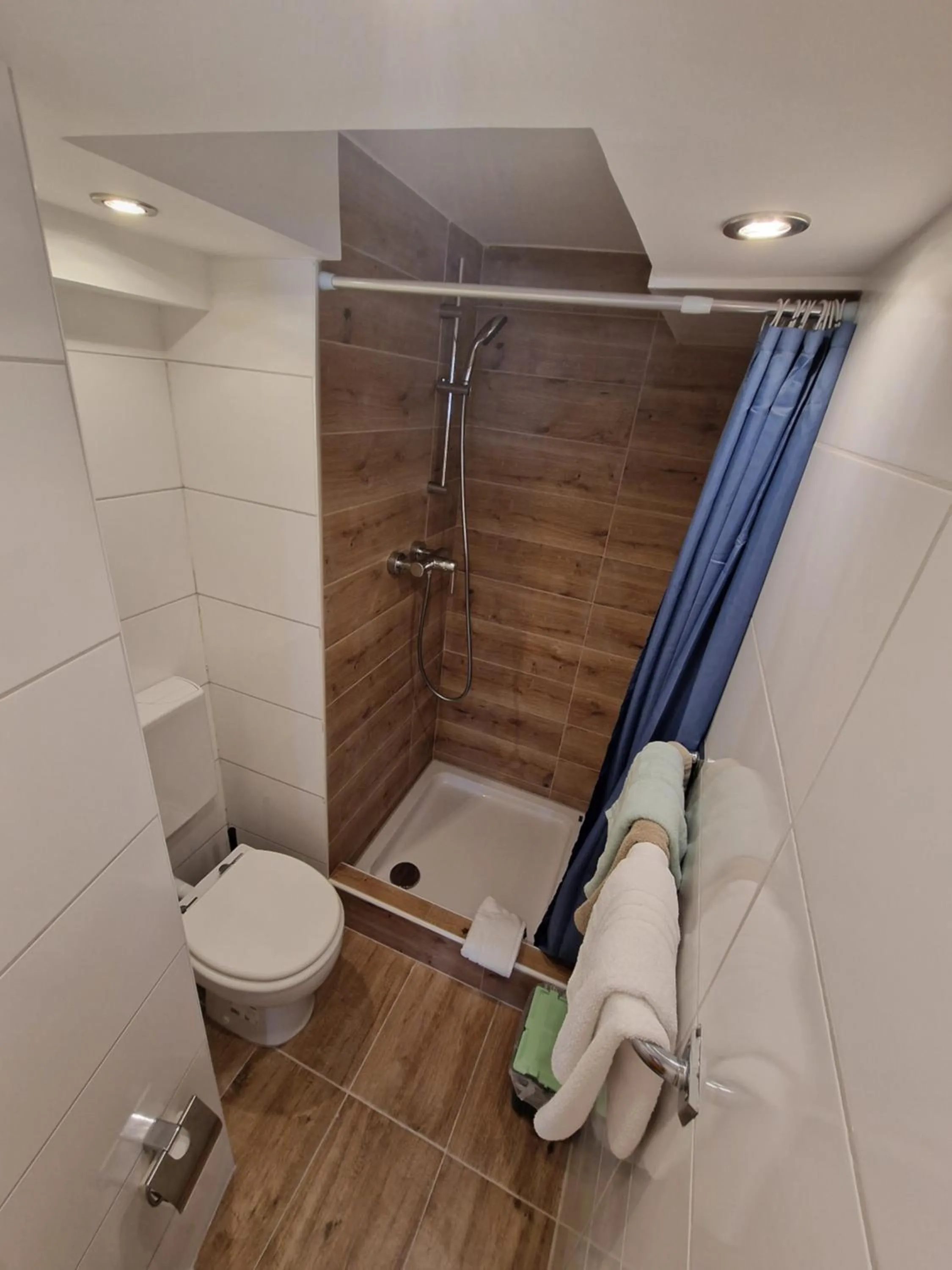 Shower in Hotel Kenny & Henry