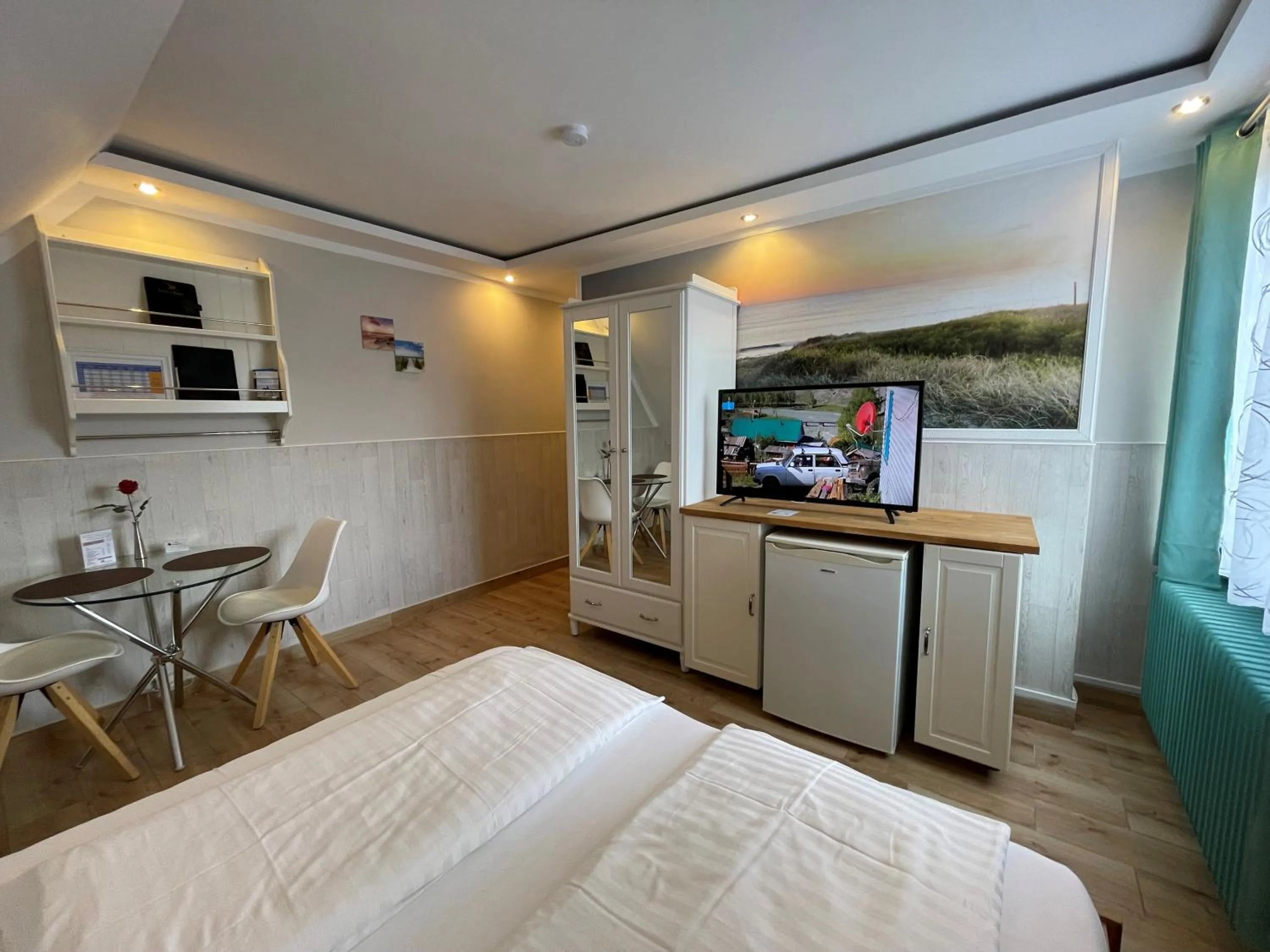 Photo of the whole room, Bed in Hotel Kenny & Henry