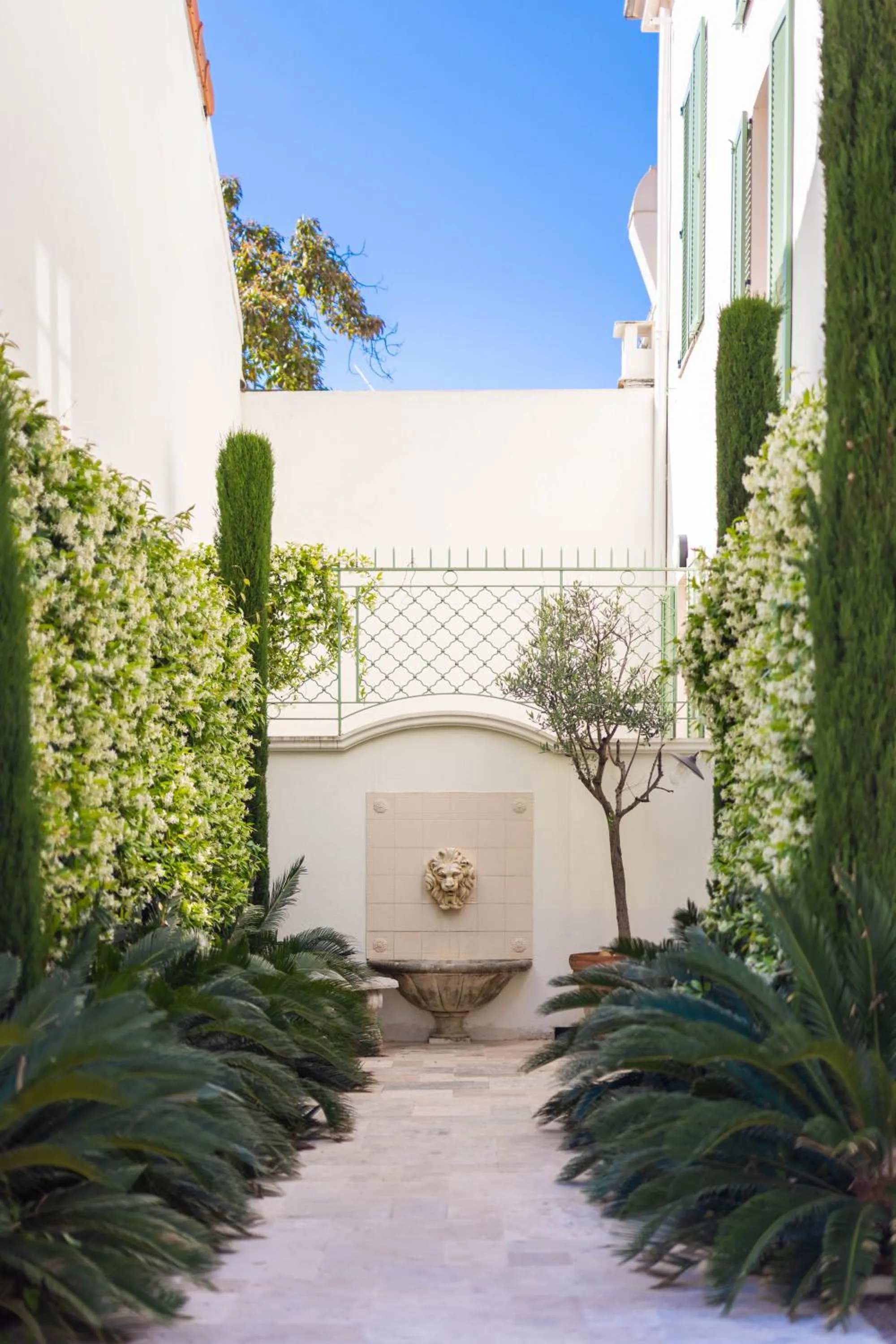 Property building in Hotel Verlaine