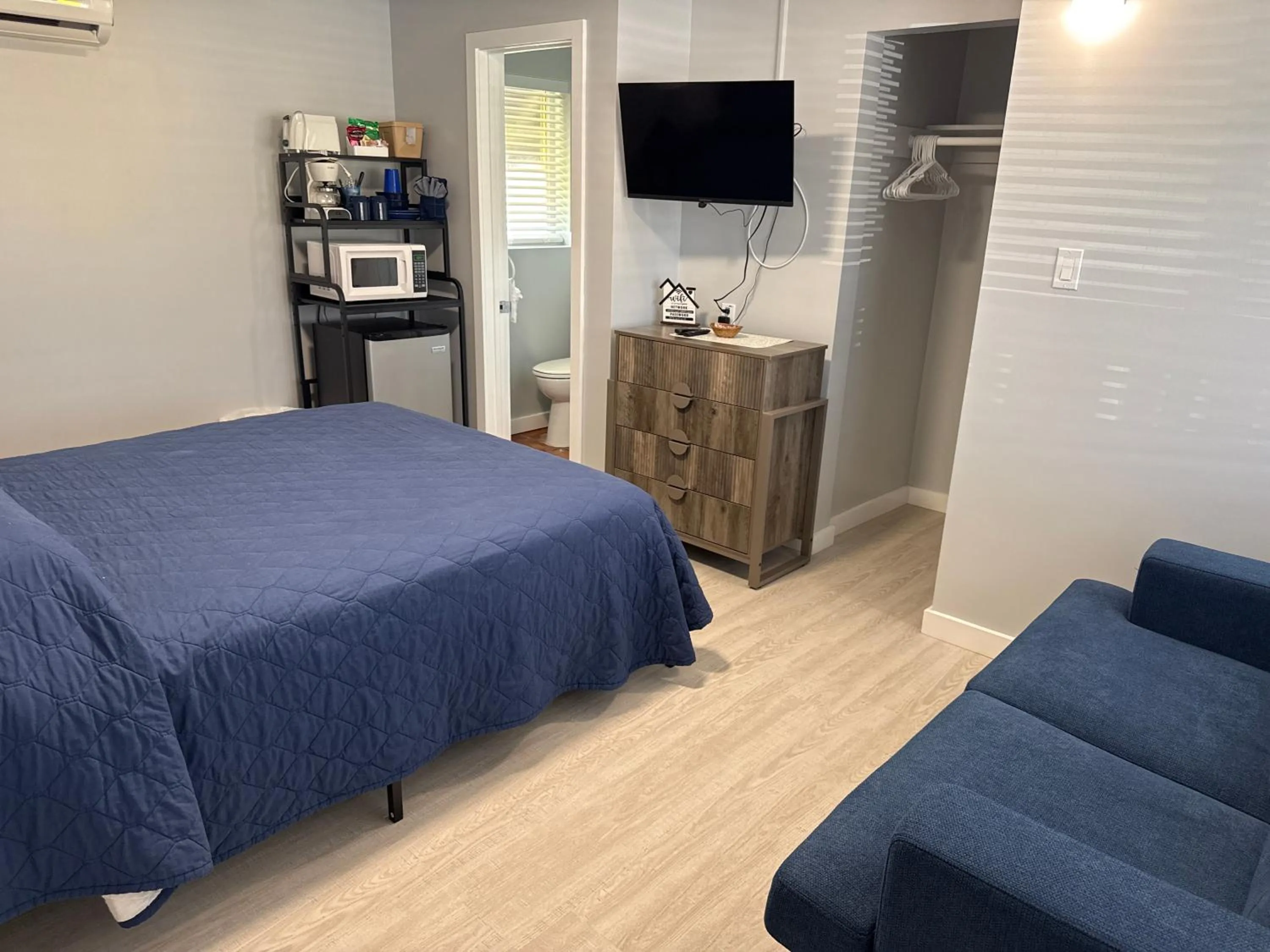 Photo of the whole room, Bed in Barefoot Bay Resort Motel