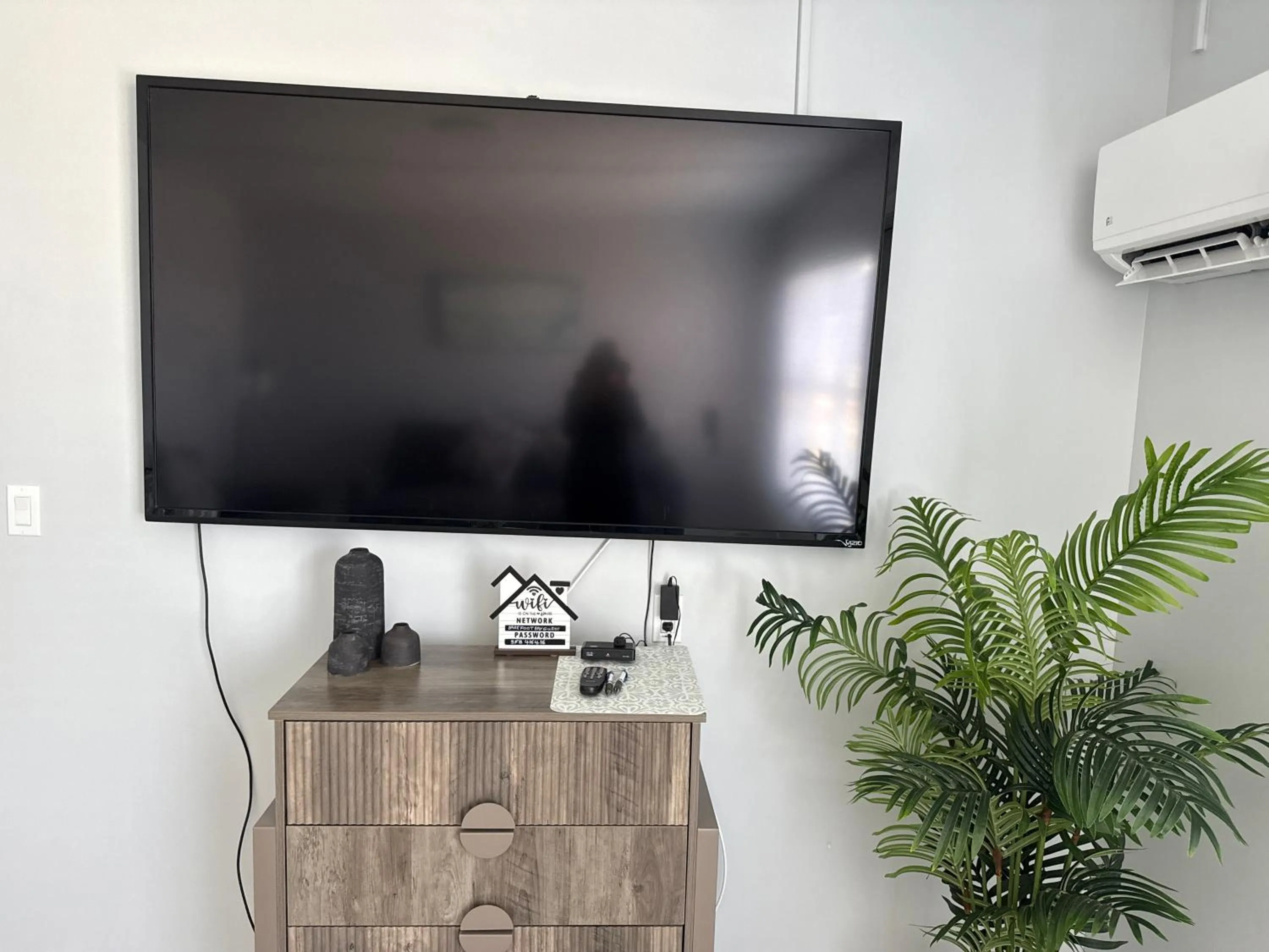 TV and multimedia in Barefoot Bay Resort Motel