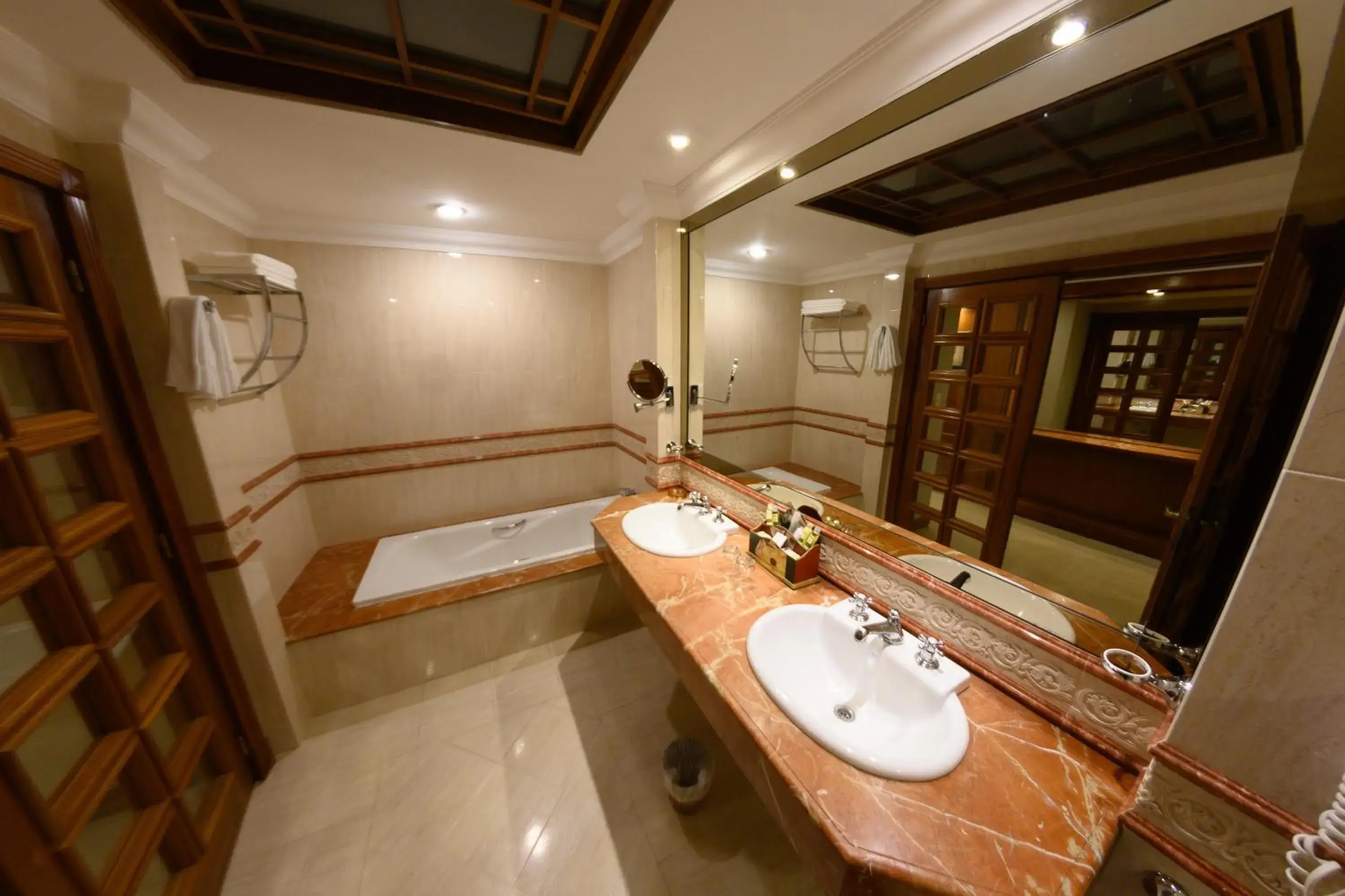 Suite with Spa Bath in Granados Park Hotel Suite with Spa Bath in Granados Park Hotel