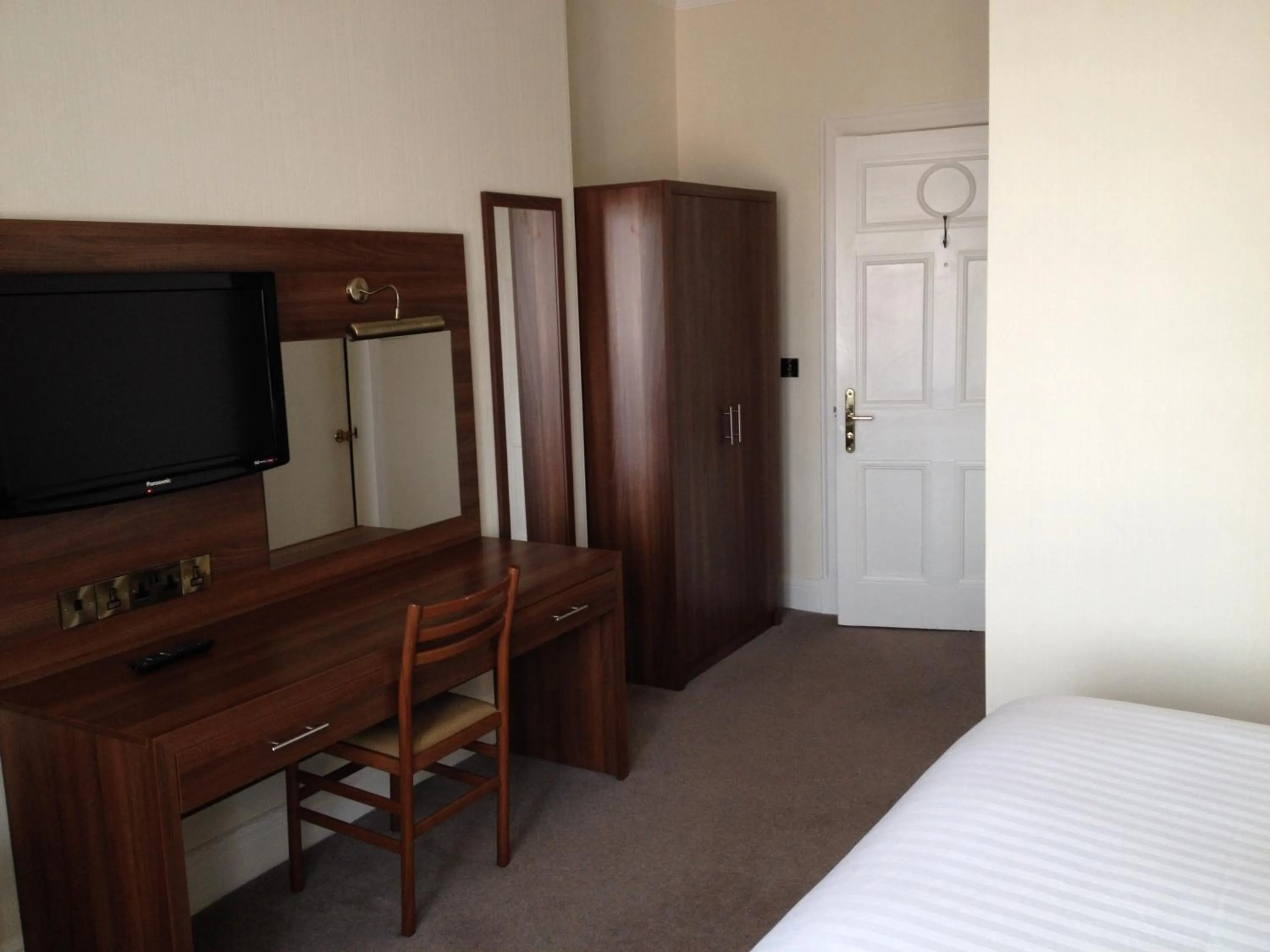 Bedroom, TV/Entertainment Center in Best Western Station Hotel