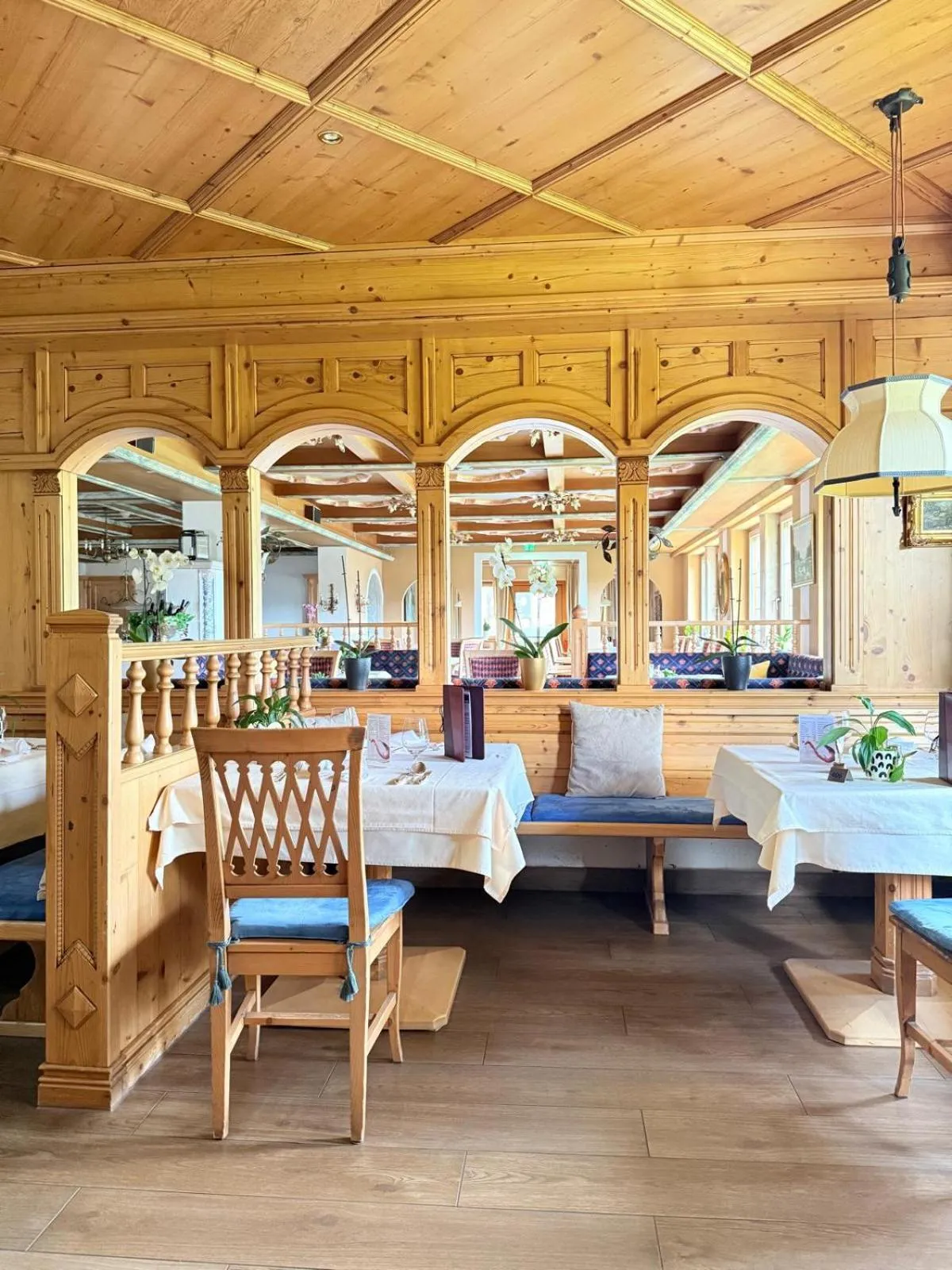 Restaurant/places to eat in Hotel Seelos