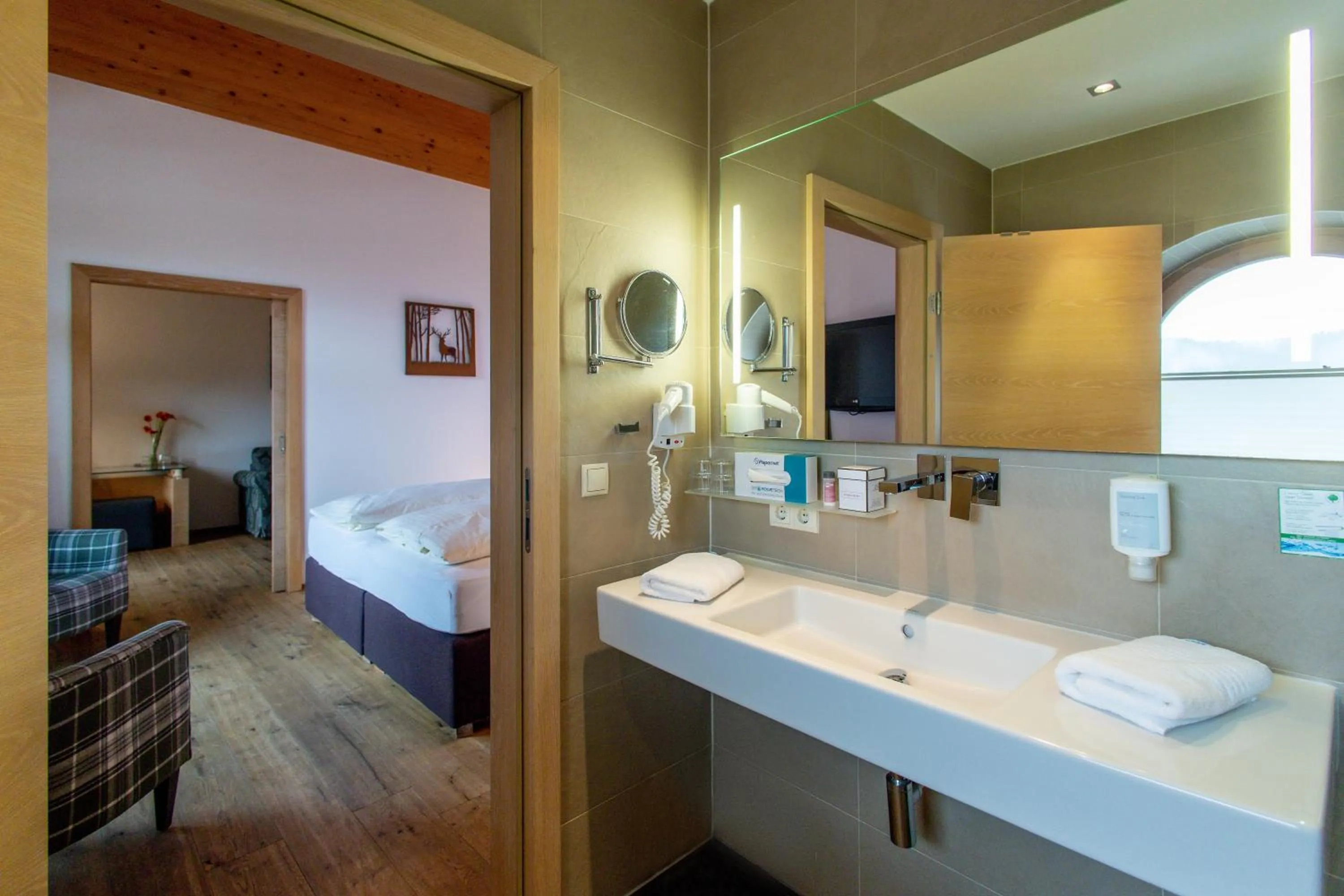Bathroom, Bed in Hotel Seelos
