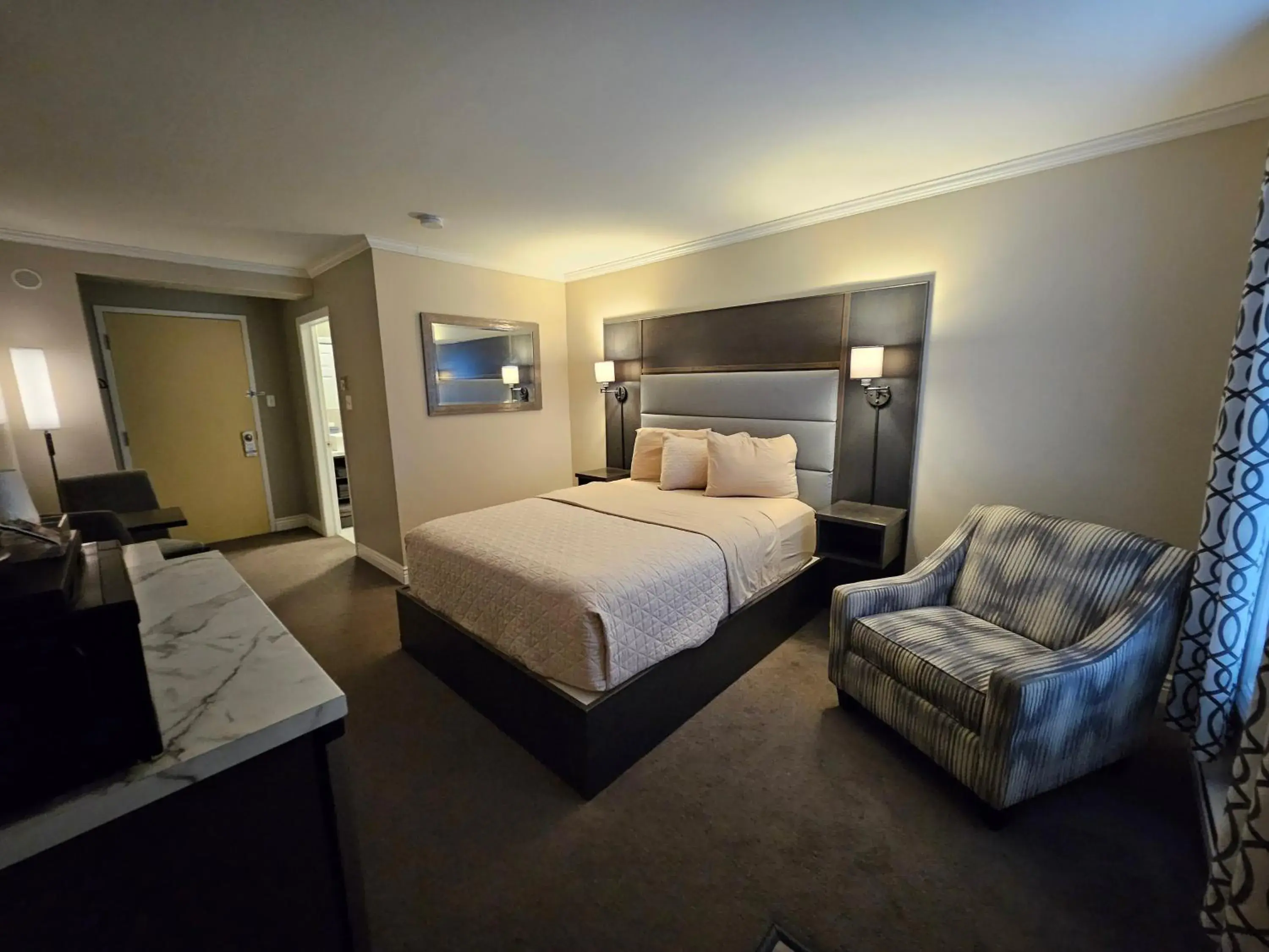 Deluxe Queen Suite in Newfound Inn & Suites Deluxe Queen Suite in Newfound Inn & Suites