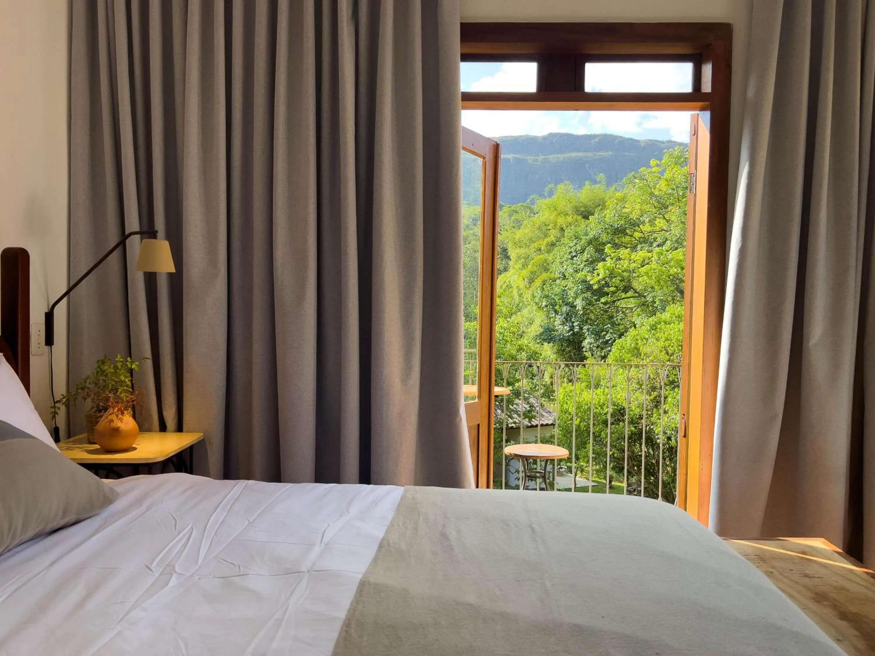 Balcony/Terrace, Bed in Pousada Vagalume