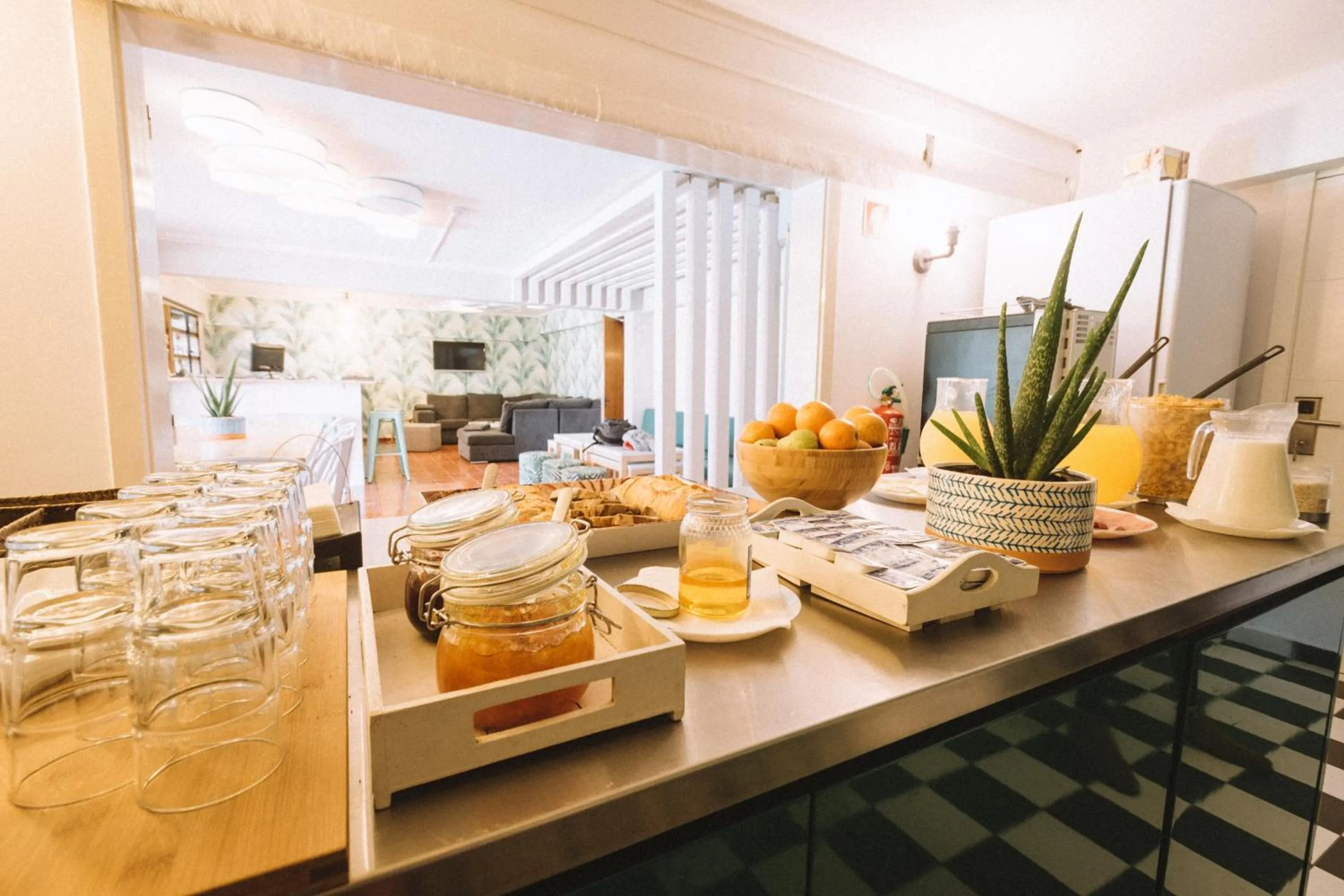 Buffet breakfast in Nice Way Cascais Hostel & Surf Camp