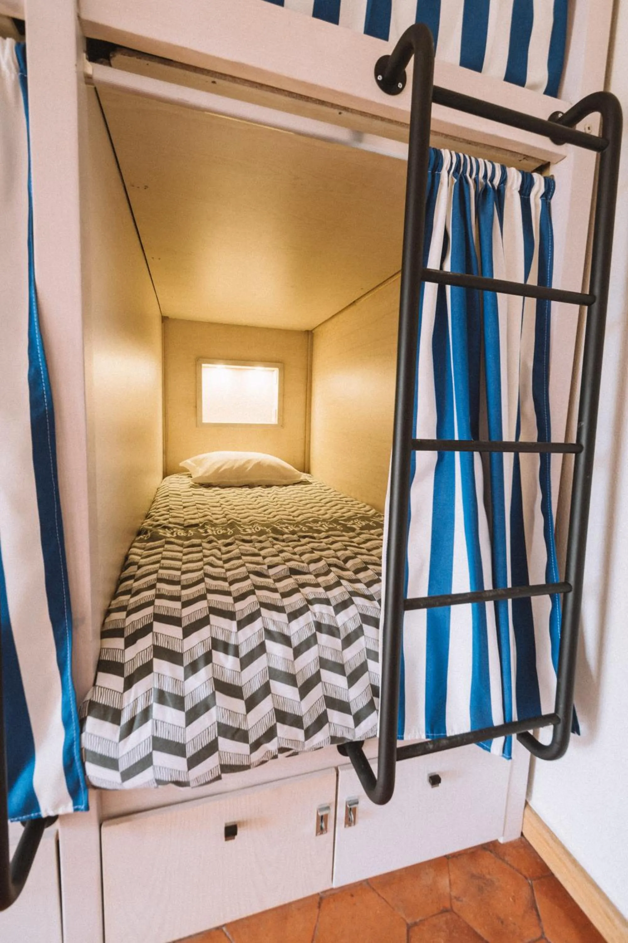 bunk bed in Nice Way Cascais Hostel & Surf Camp