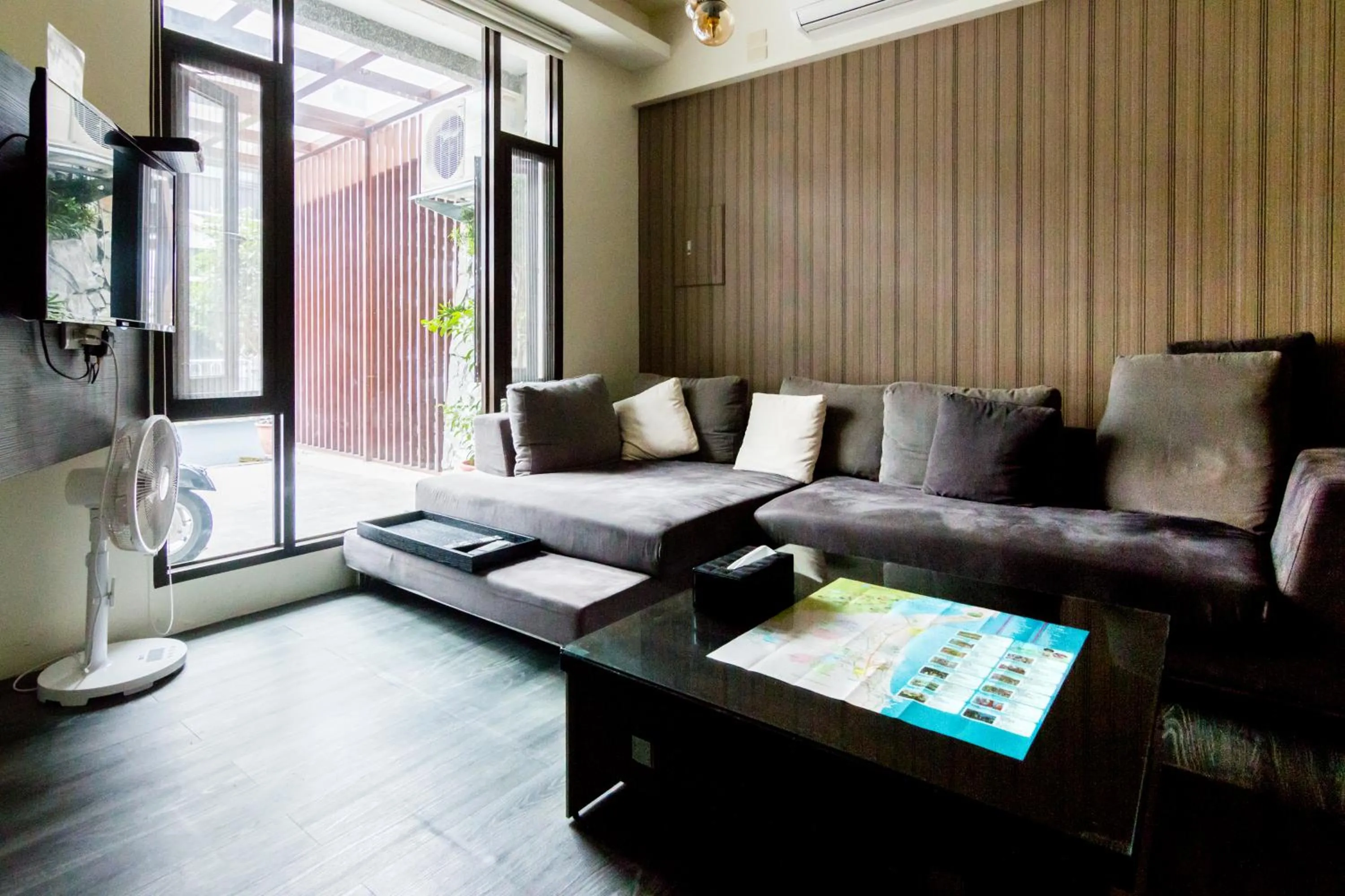 Communal lounge/ TV room in BoBo's Homestay