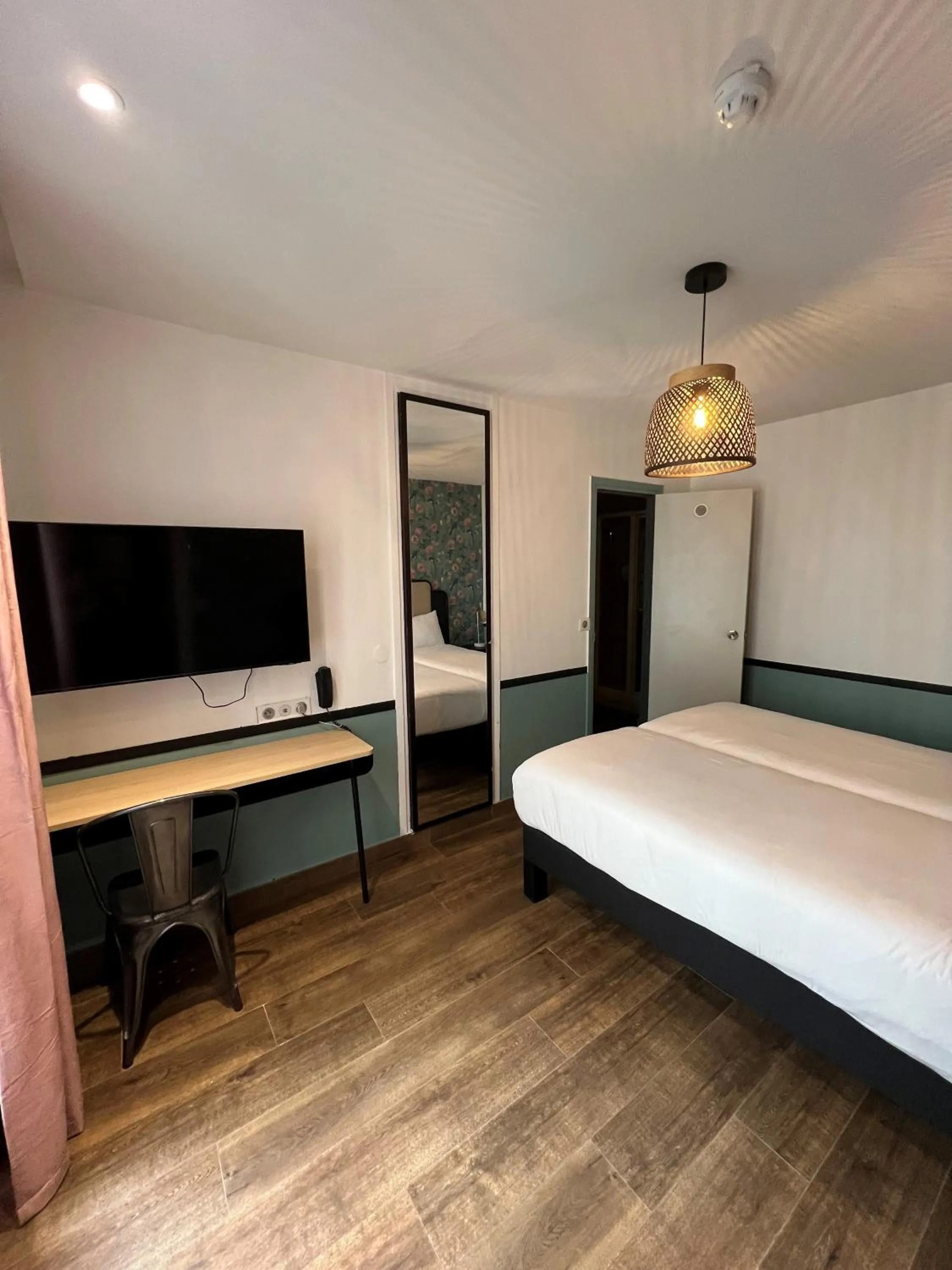 Bed in Vintage Paris Gare du Nord