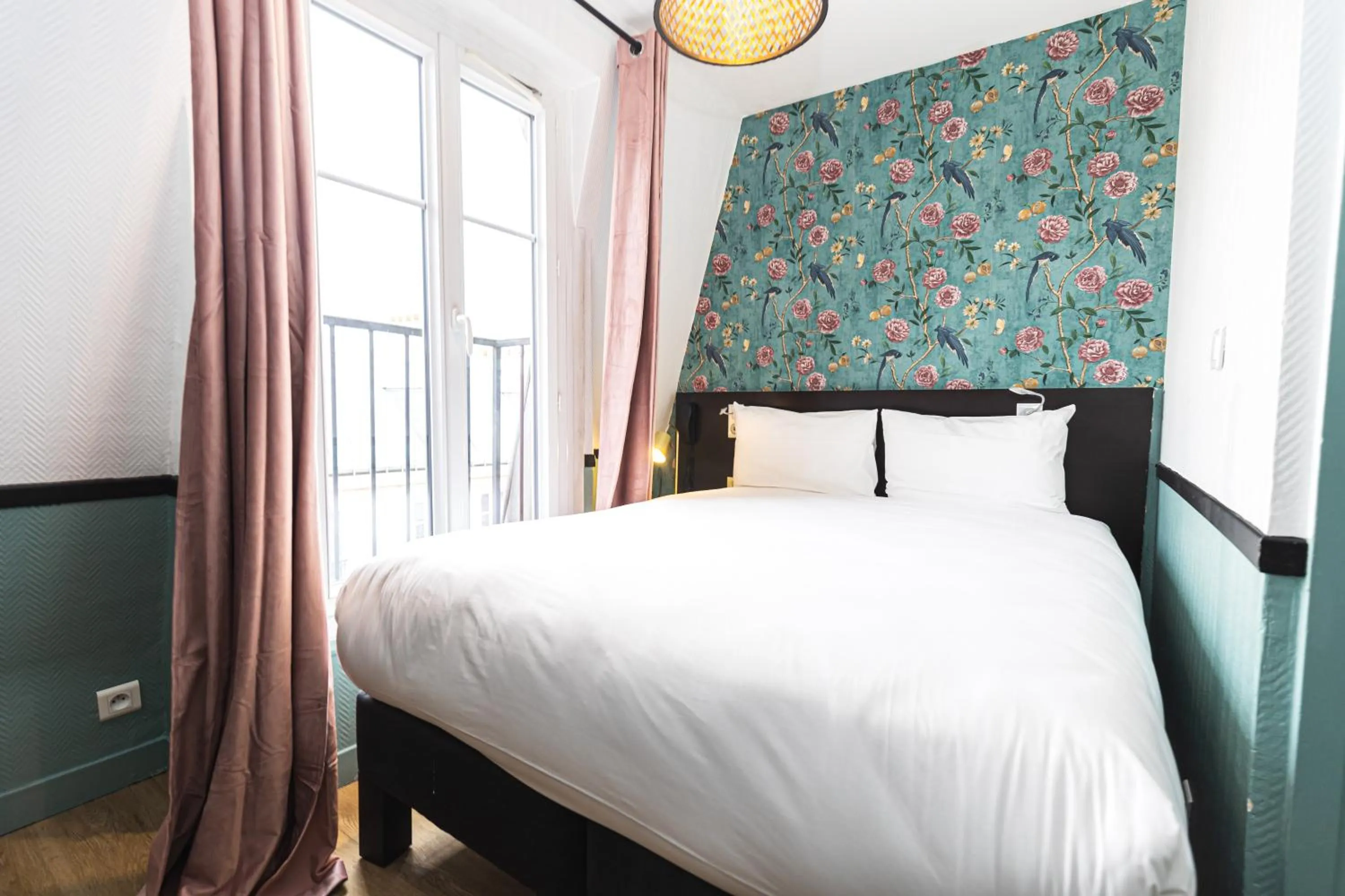 Photo of the whole room, Bed in Vintage Paris Gare du Nord