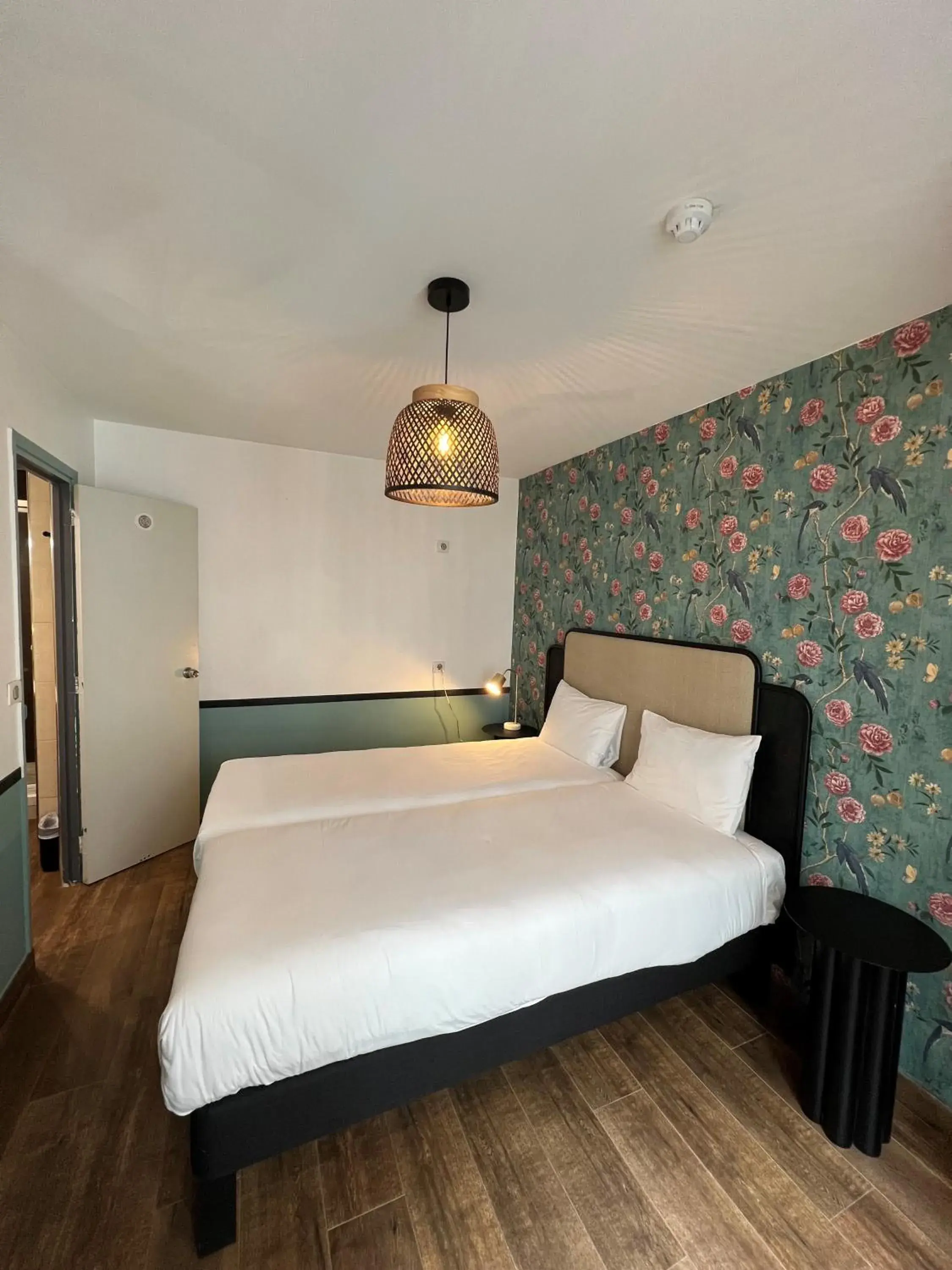 Twin Room in Vintage Paris Gare du Nord Twin Room in Vintage Paris Gare du Nord