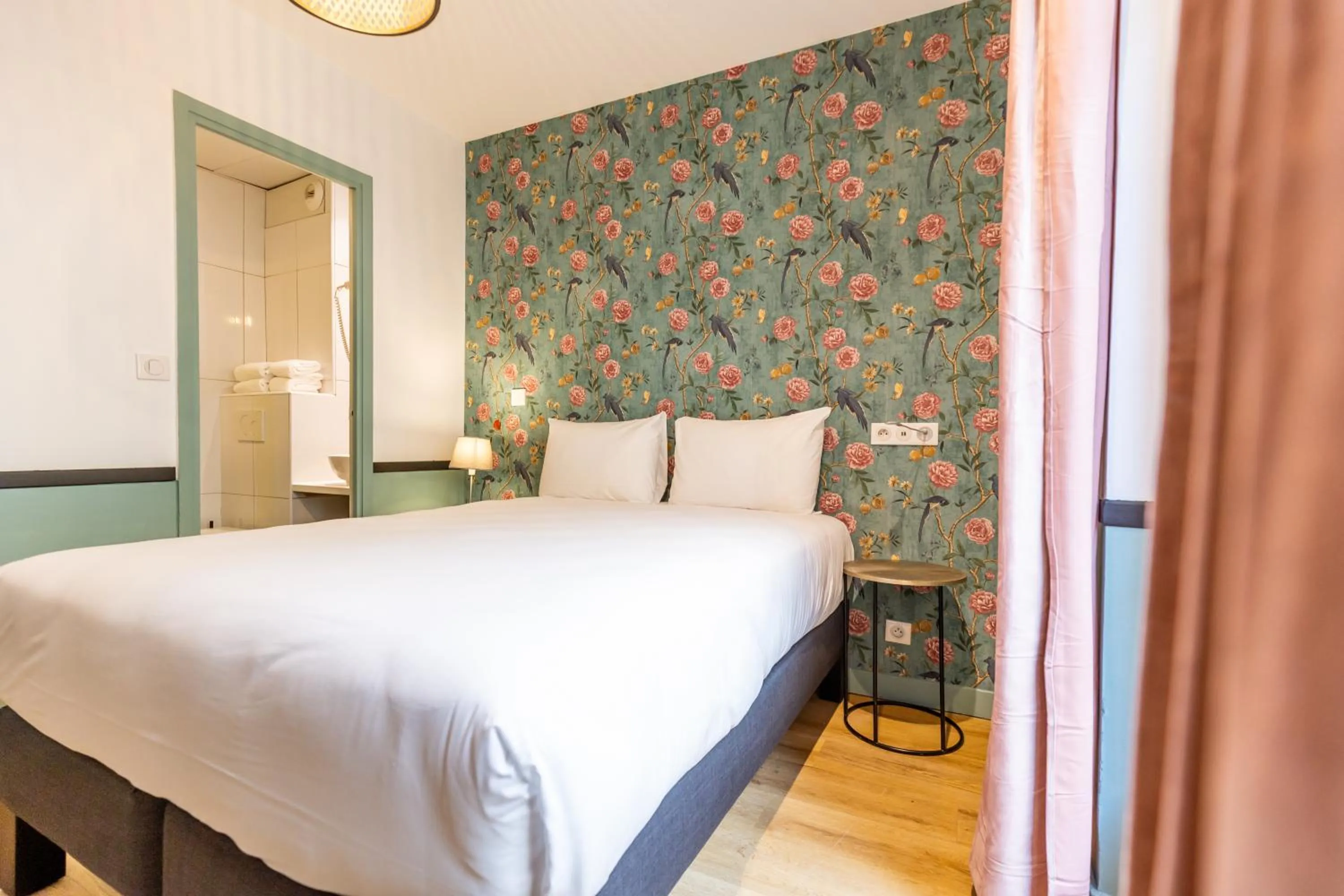 Photo of the whole room, Bed in Vintage Paris Gare du Nord