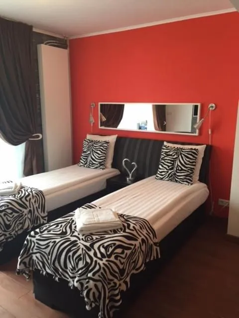 Bedroom, Bed in Alex Rooms