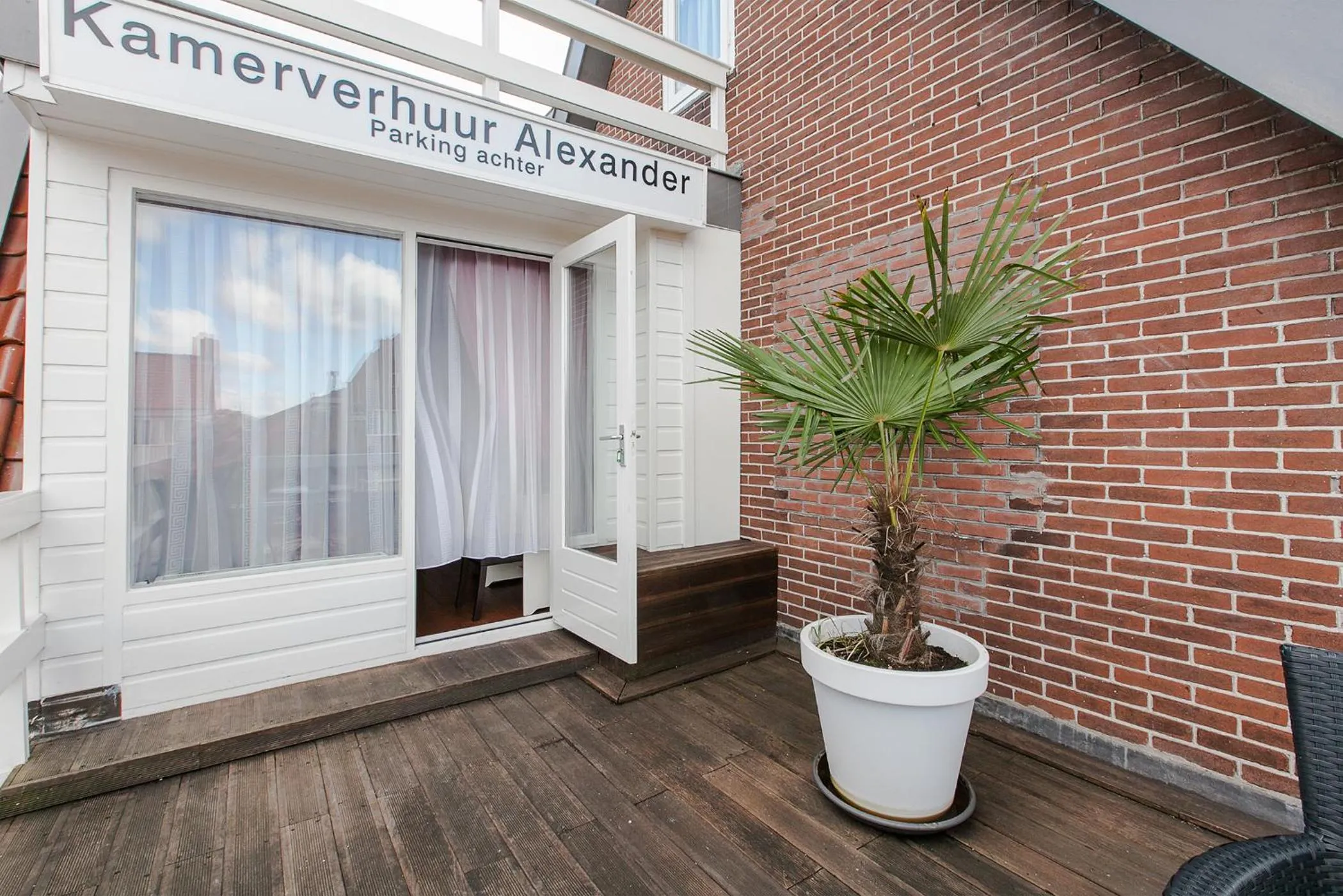 Facade/entrance in Alex Rooms