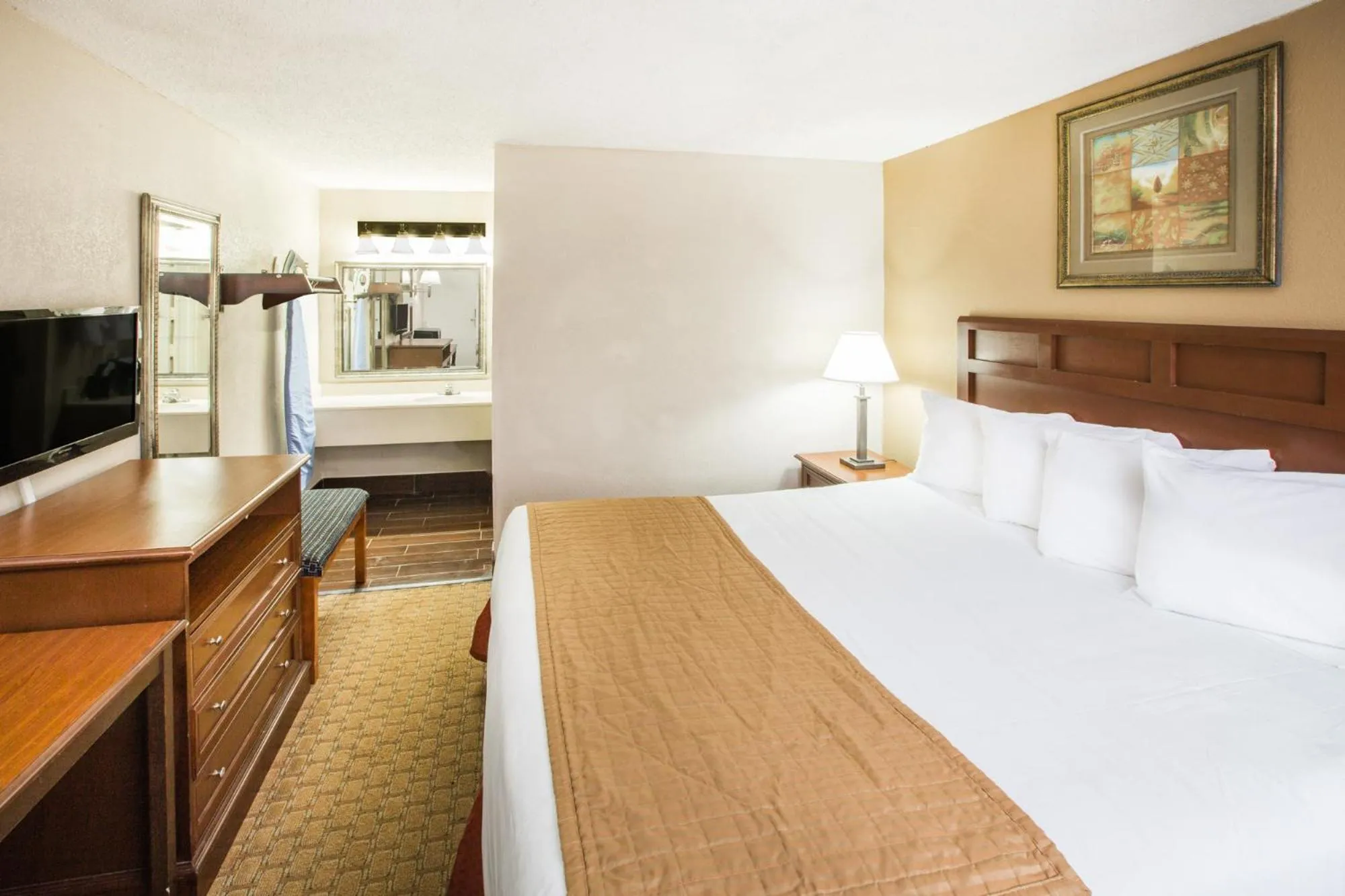 Photo of the whole room in Baymont by Wyndham Mobile/ I-65